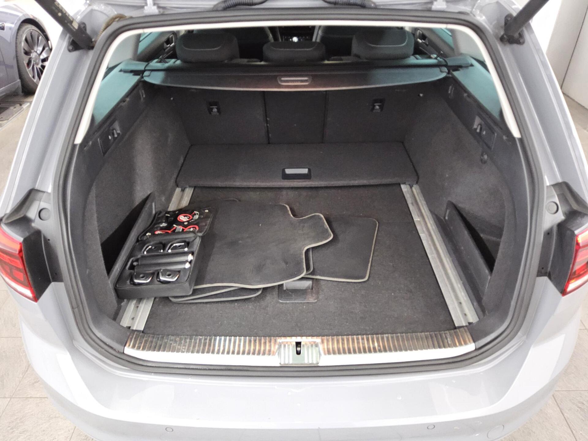 Volkswagen Passat Var. 2.0 TDI Business Navi LED AID 360° 12