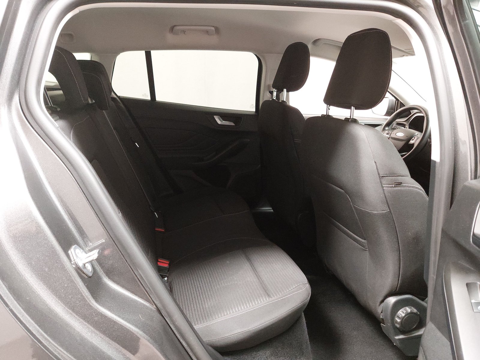 Ford Focus Turnier 1.5 EB Titanium Navi LED RFK Shz 11