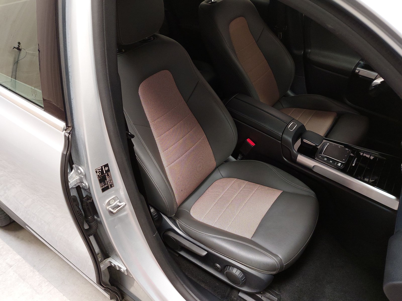 Mercedes-Benz 250 T-Leder Navi LED RFK Shz 10
