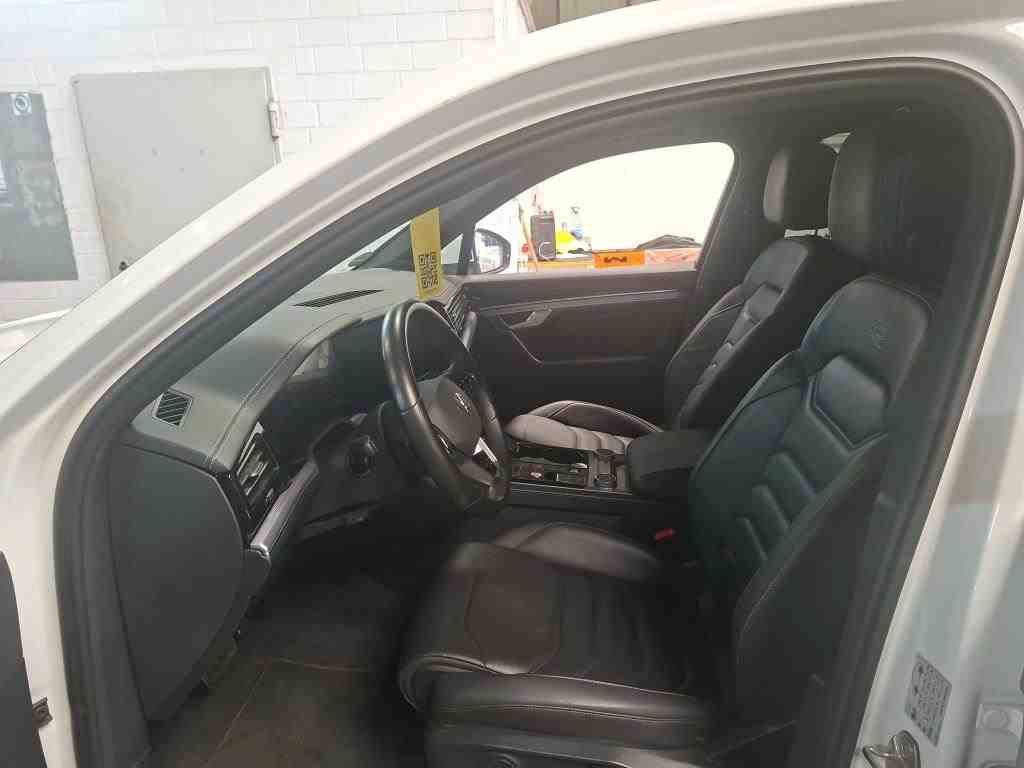 Volkswagen Touareg 3.0 TDI 4M R-Line Luft AHK AID 9
