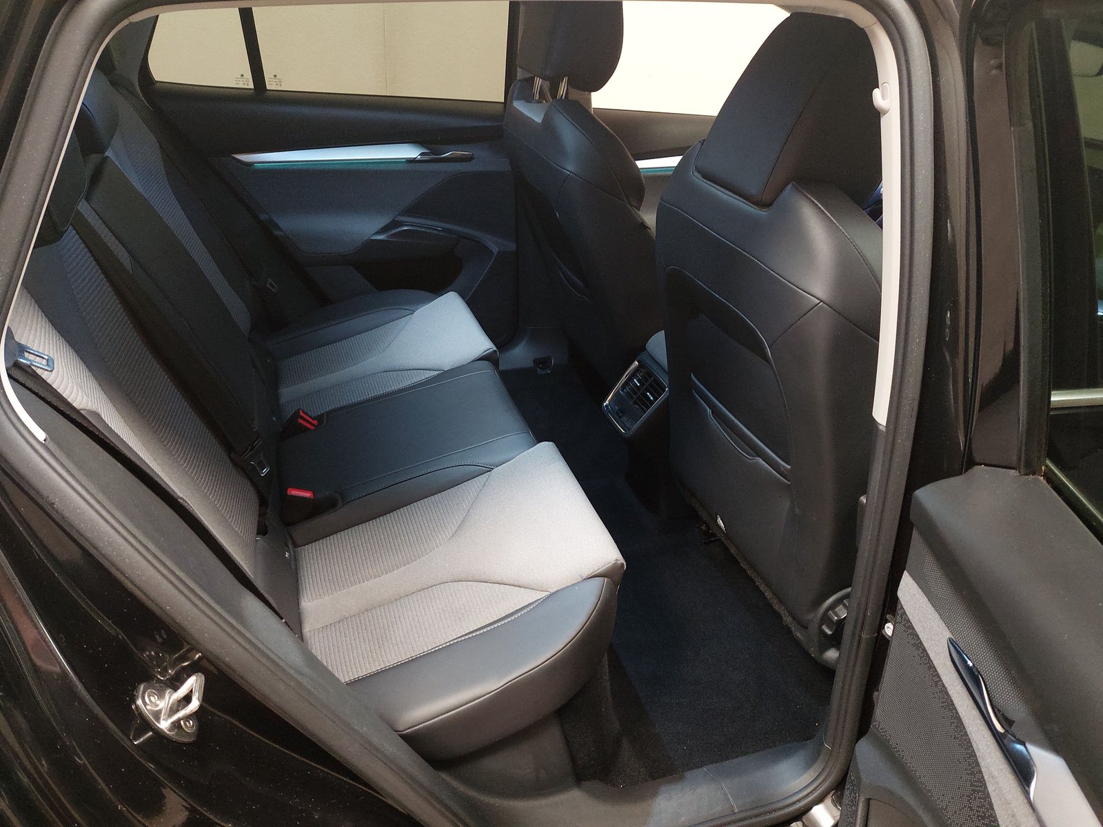 Skoda Enyaq 80 Loft T-Leder Navi LED AHK RFK 12