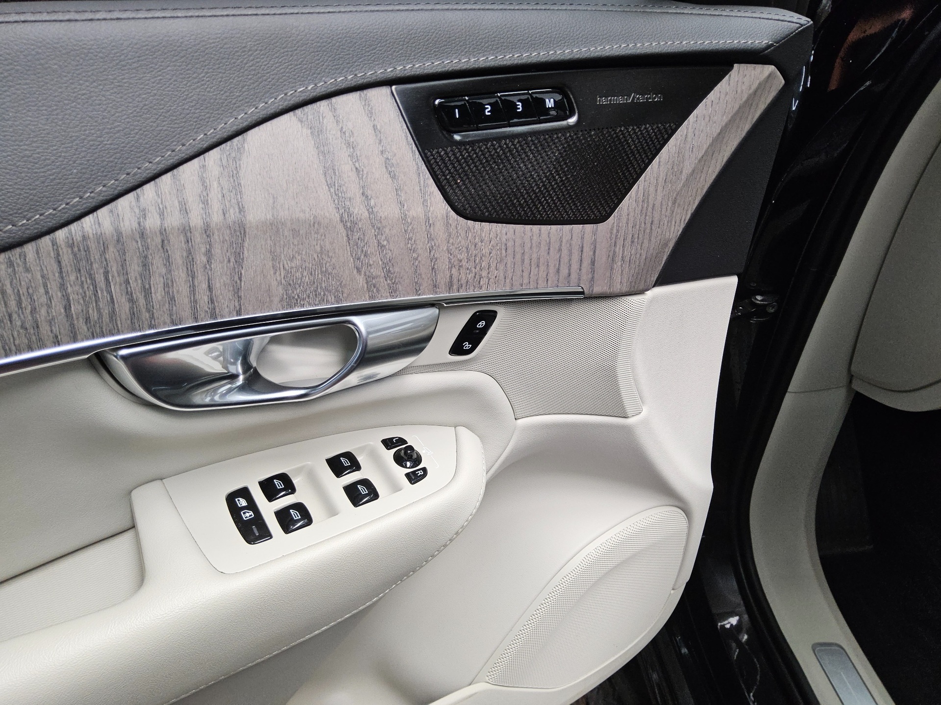 Volvo XC90 T8 AWD Hybrid 7-Sitze Leder Navi LED Pano 10