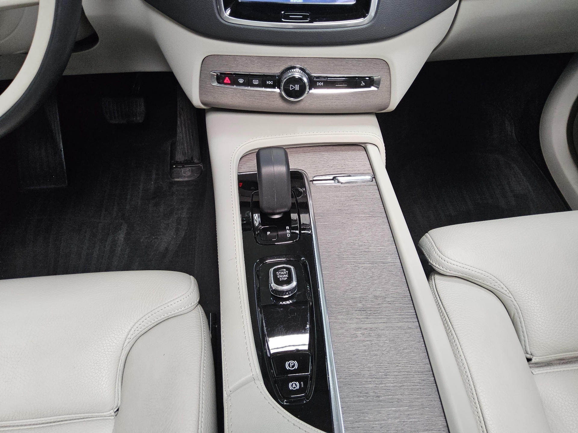 Volvo XC90 T8 AWD Hybrid 7-Sitze Leder Navi LED Pano 6