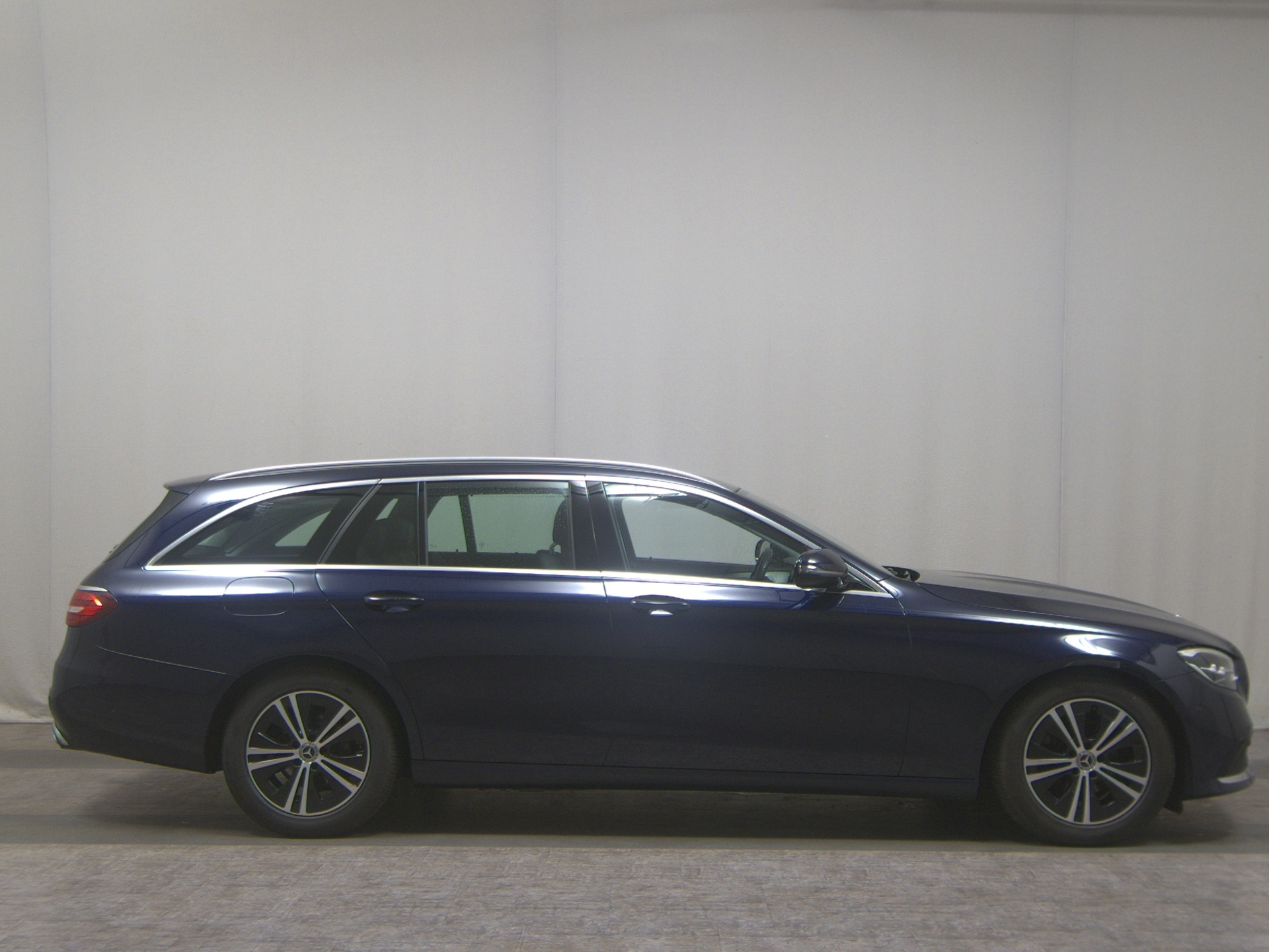 Mercedes-Benz E 220 T d Avantgarde Navi LED Widescrn Pano AHK RFK