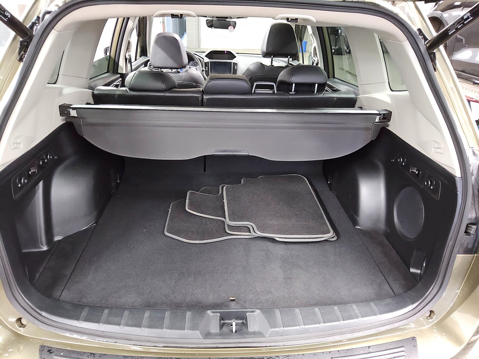 Subaru Forester 2.0 Platinum Leder Navi LED RfK AHK ACC 12