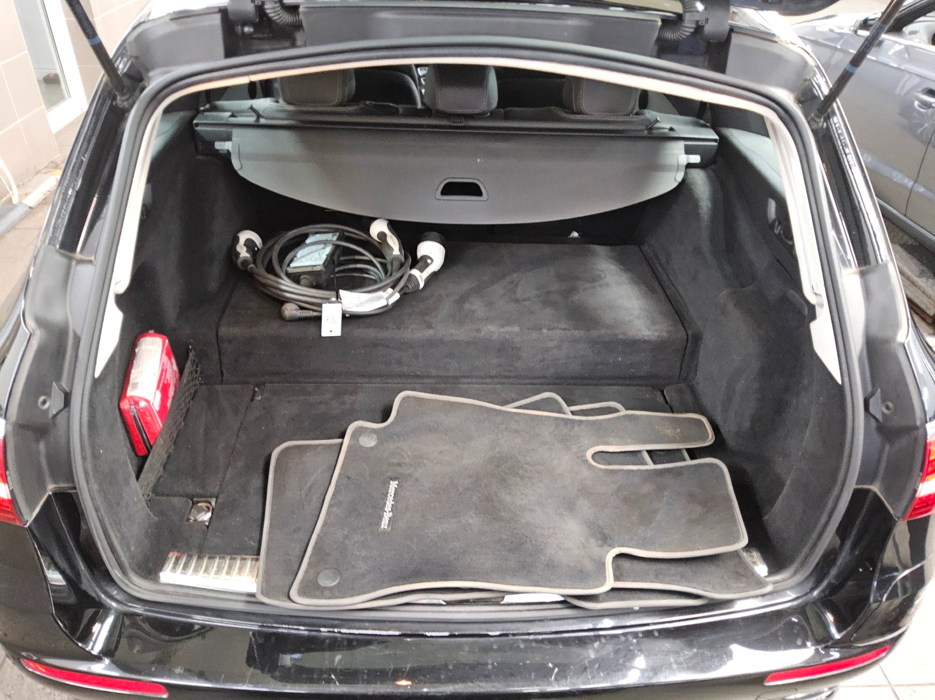 Mercedes-Benz E 300 T de Avantgarde Navi Multibeam RfK AHK 12