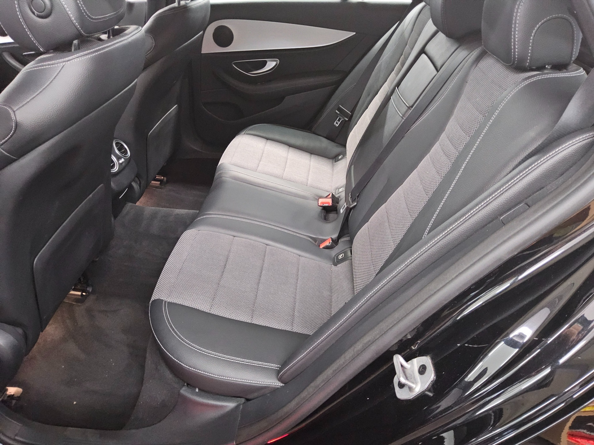 Mercedes-Benz E 300 T de Avantgarde Navi Multibeam RfK AHK 13