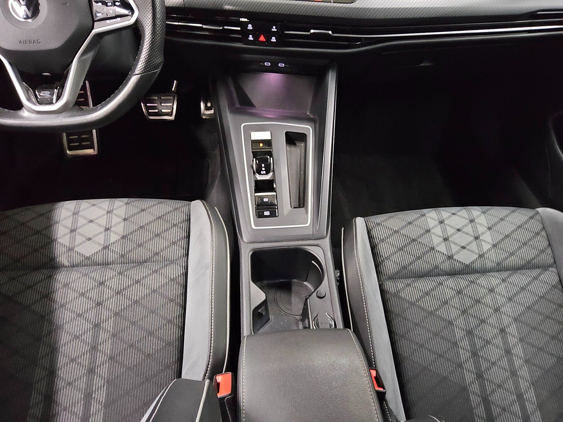Volkswagen Golf-8 Var. 2.0 TDI R-Line Navi DC LED StHzg AHK 6