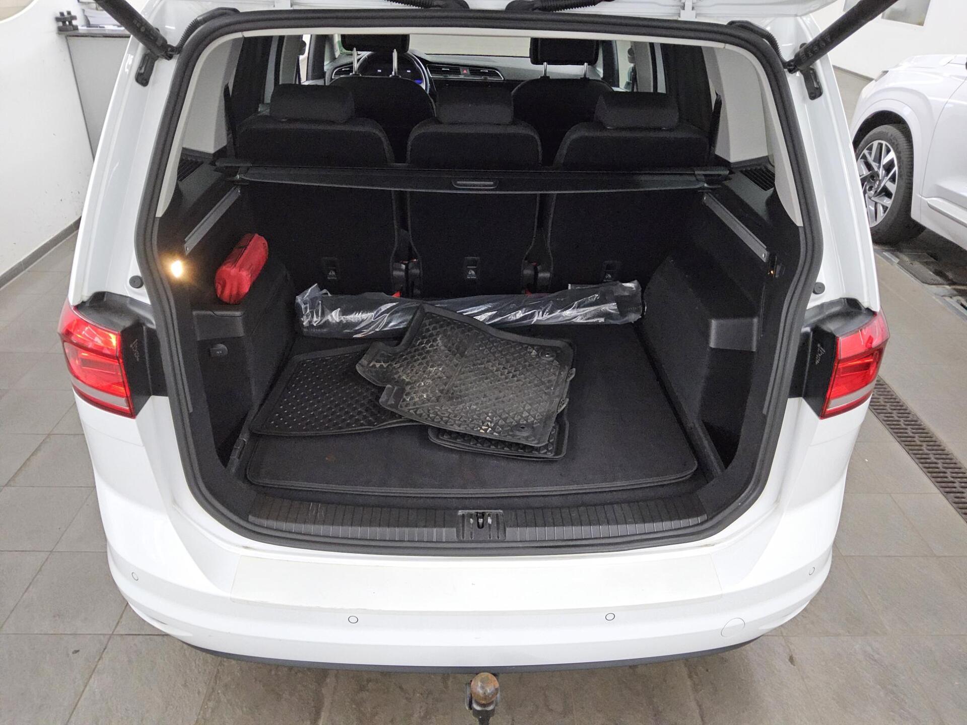 Volkswagen Touran 2.0 TDI Comf. Navi DC Dynaudio RfK 4xShz 12