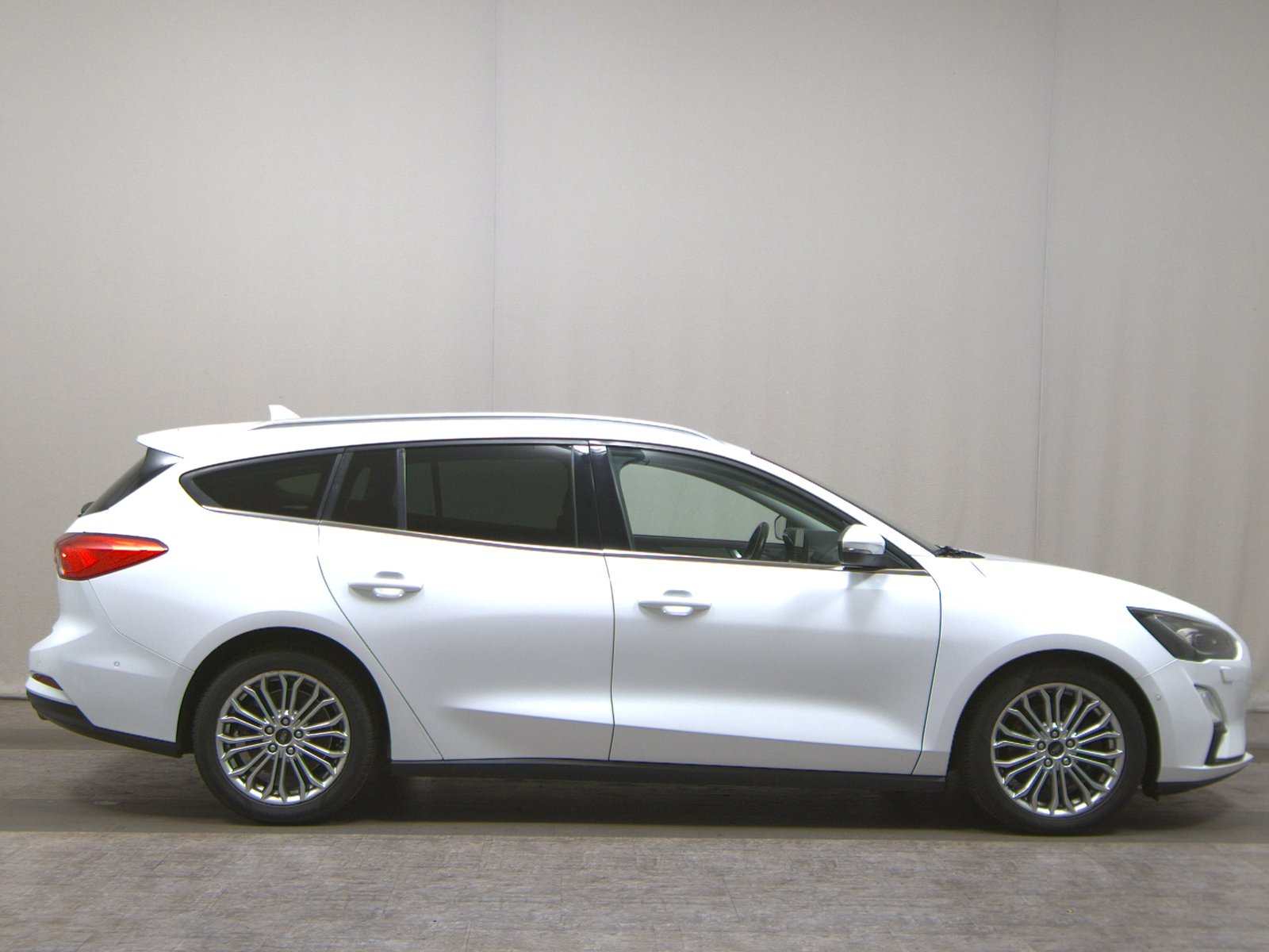 Ford Focus Turnier 2.0 EB Titanium NAVI SPORTSITZE KLIMAAUT LED RADIO