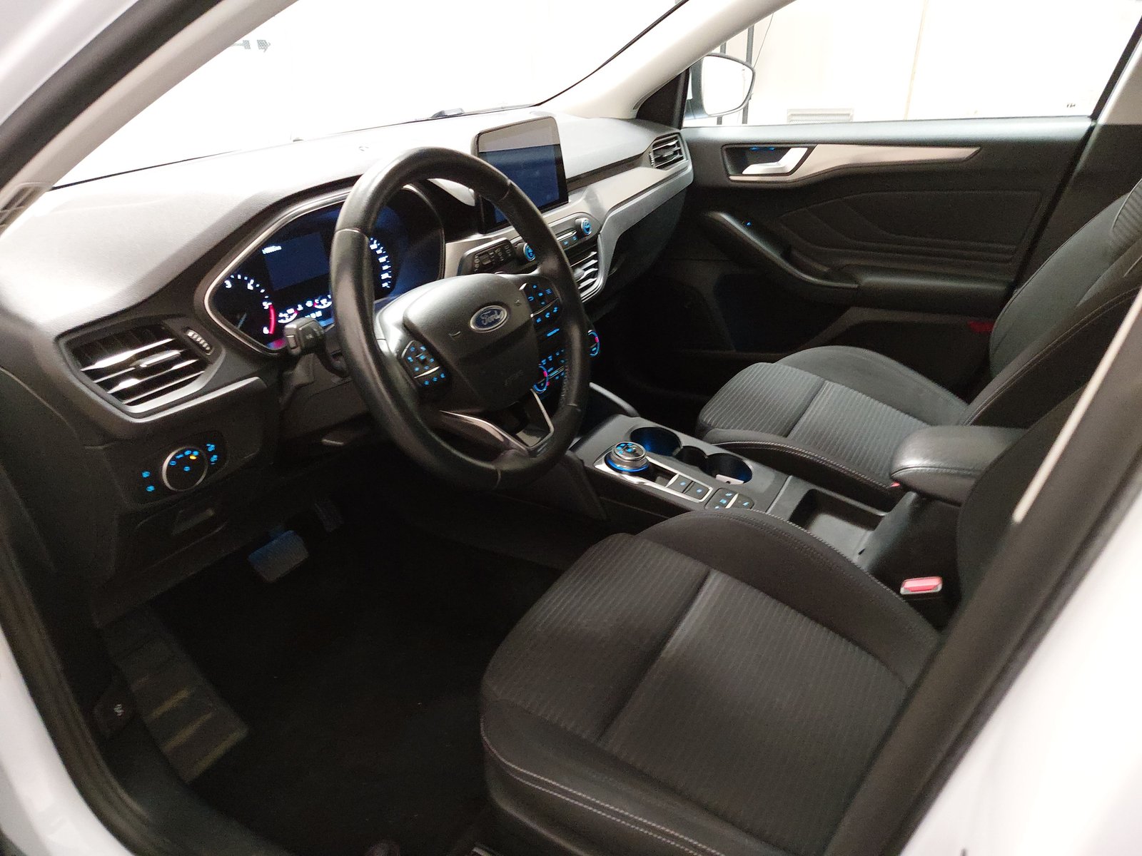 Ford Focus Turnier 2.0 EB Titanium NAVI SPORTSITZE KLIMAAUT LED RADIO 6
