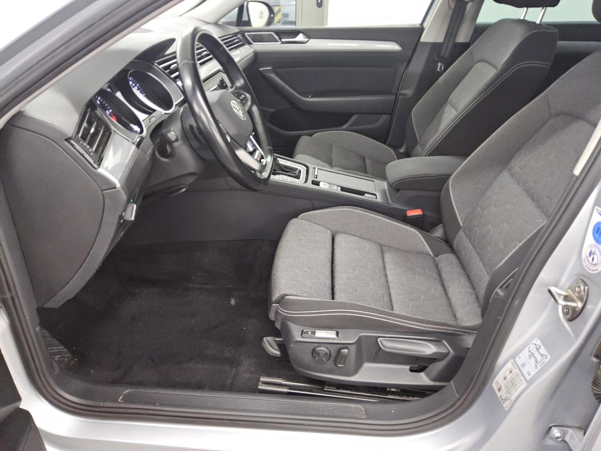 Volkswagen Passat Variant 2.0 TDI 4M Business Navi LED AHK 8