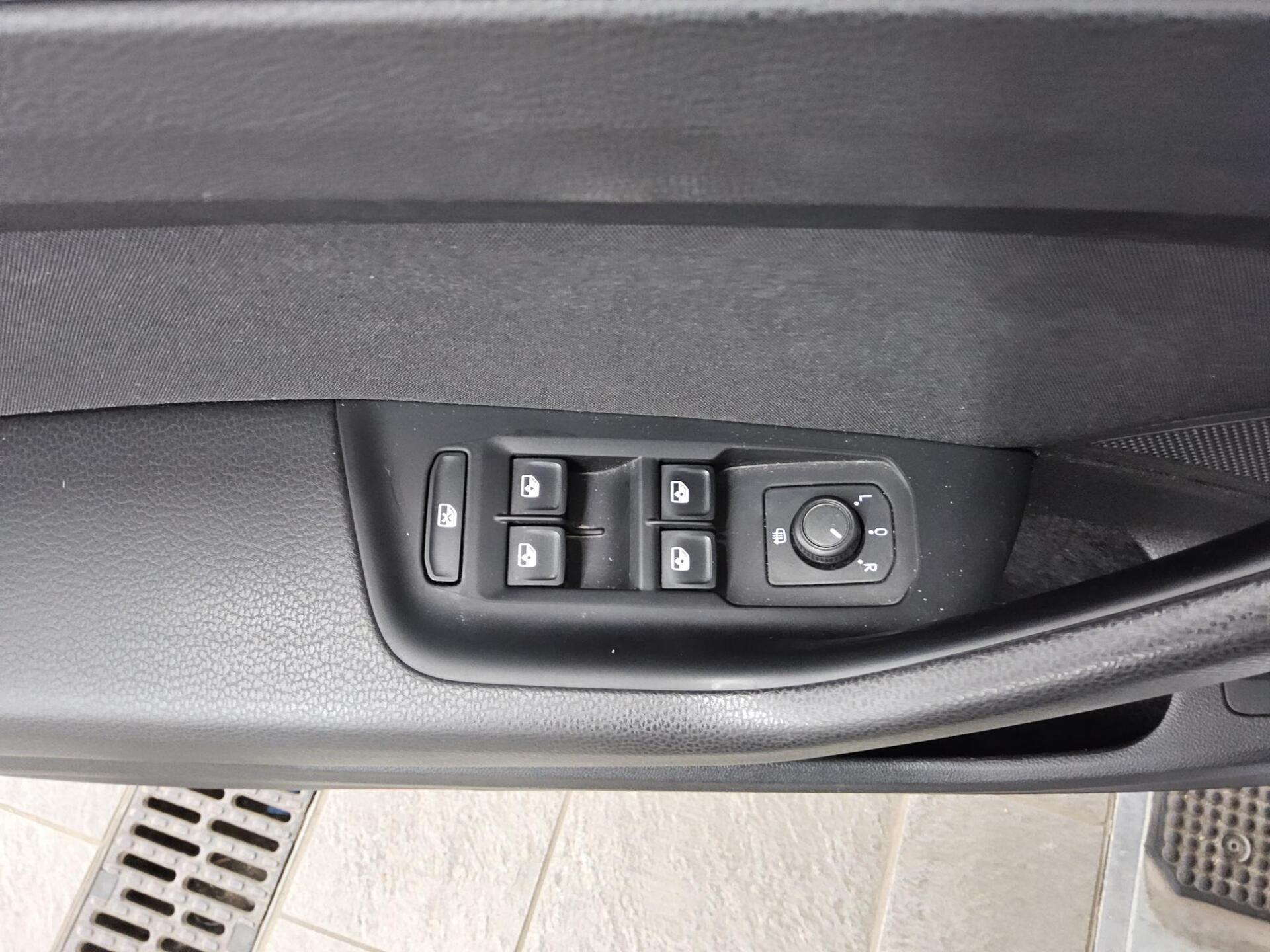 Volkswagen Passat Variant 2.0 TDI 4M Business Navi LED AHK 9
