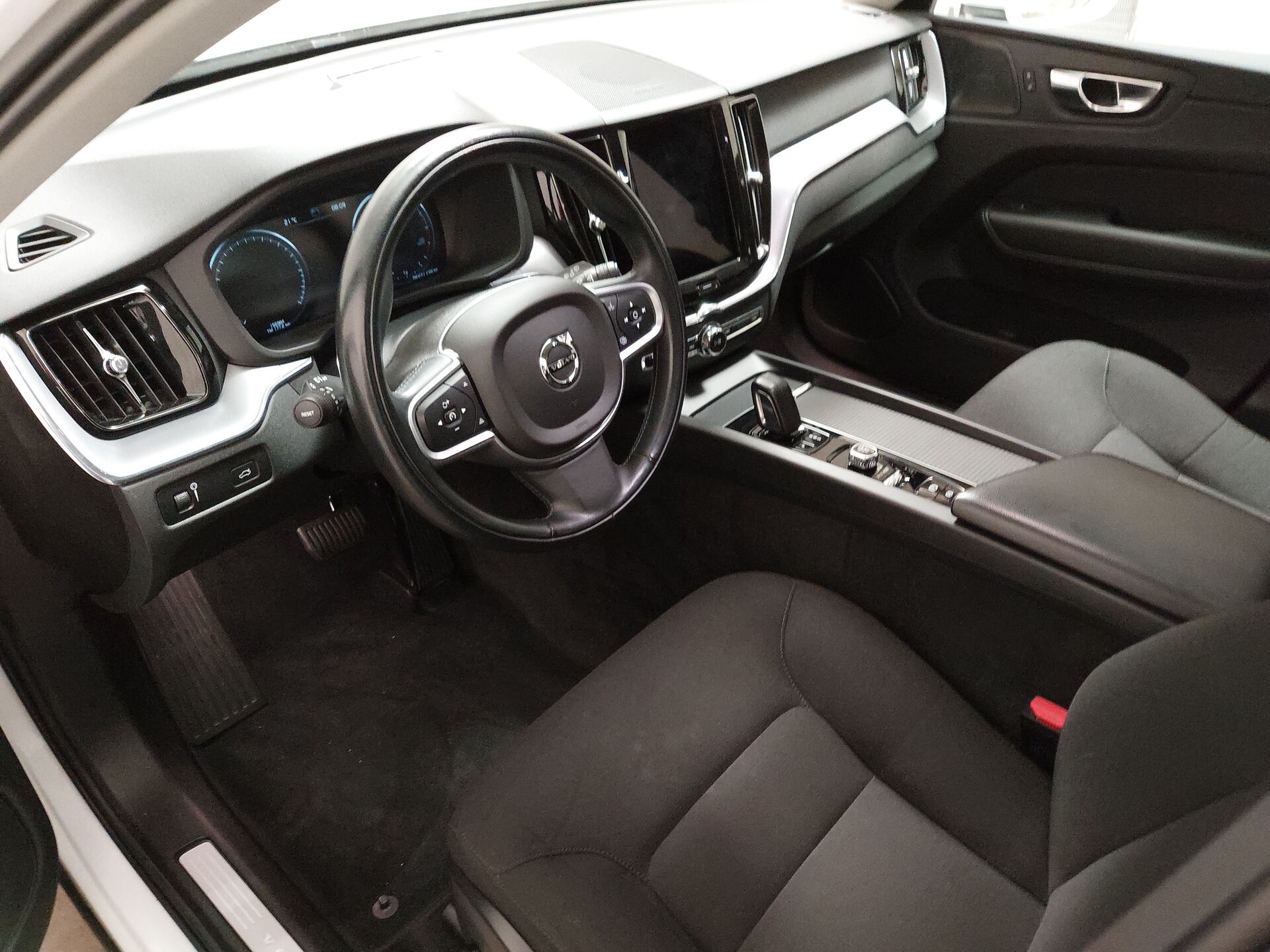 Volvo XC60 B4 Momentum Pro Navi LED H-K RFK AHK 8