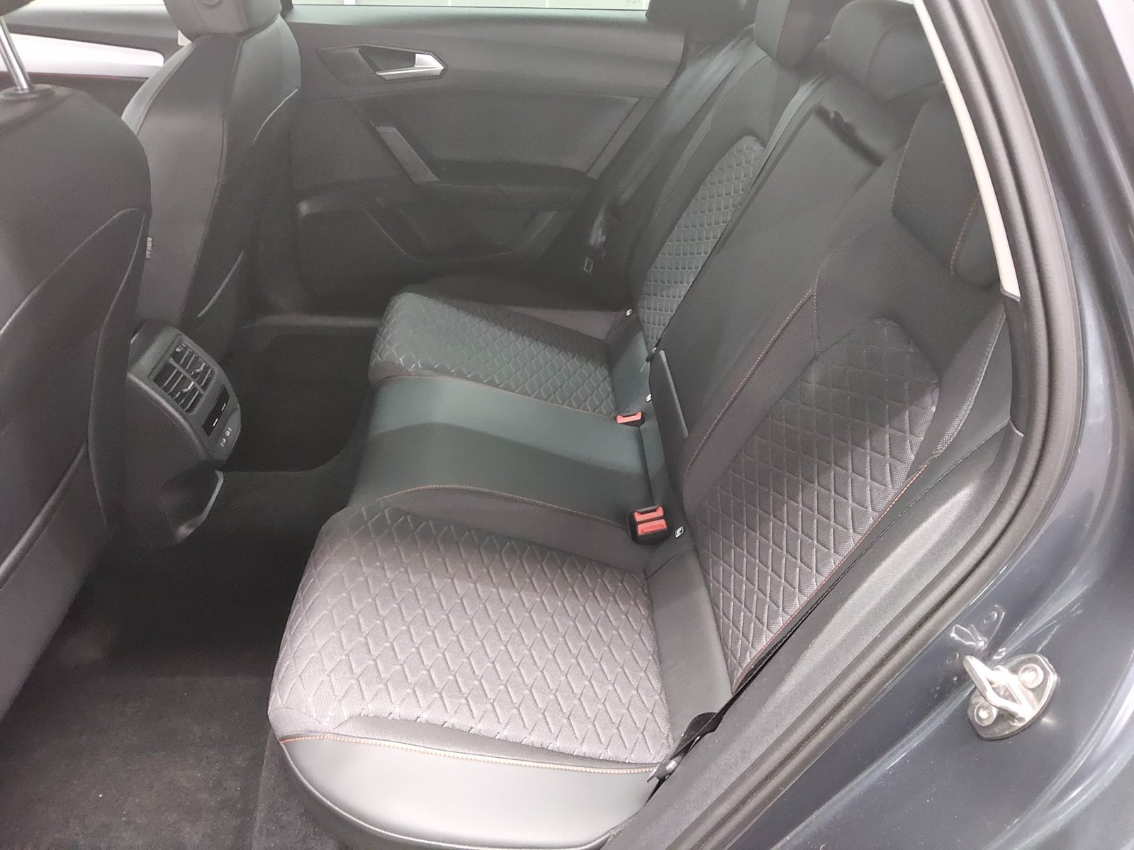 Seat Leon Sportstourer 2.0 TDI FR-Line T-Leder Navi 13