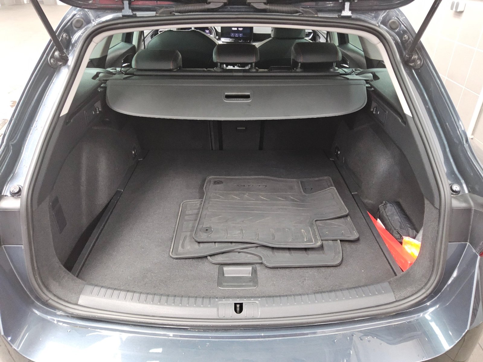 Seat Leon Sportstourer 2.0 TDI FR-Line T-Leder Navi 12