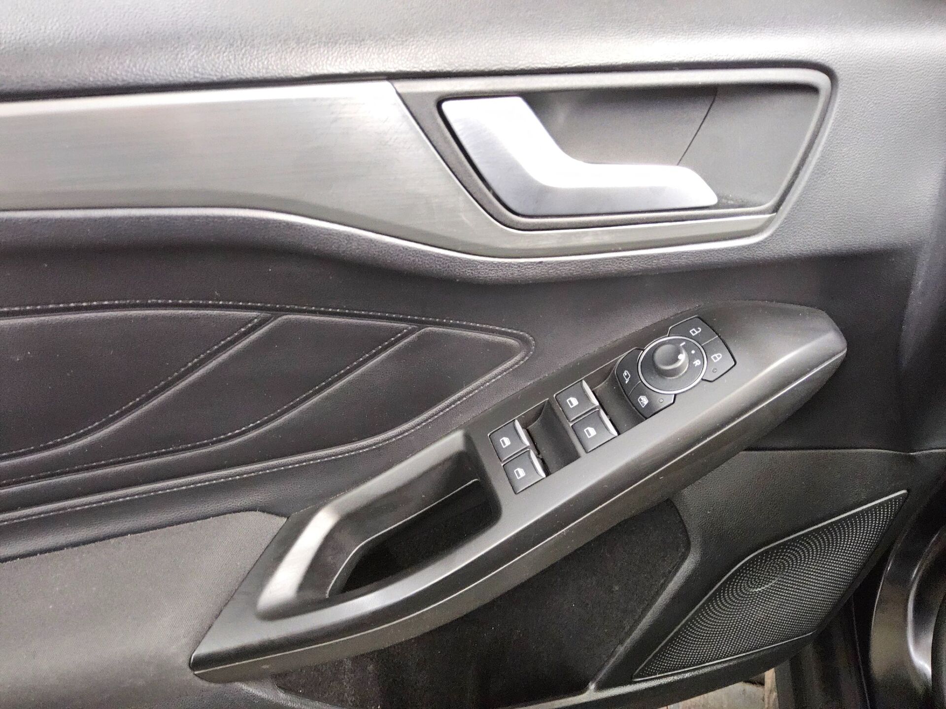 Ford Focus Turnier 1.5 EB Titanium AHK Navi PDC LED 9