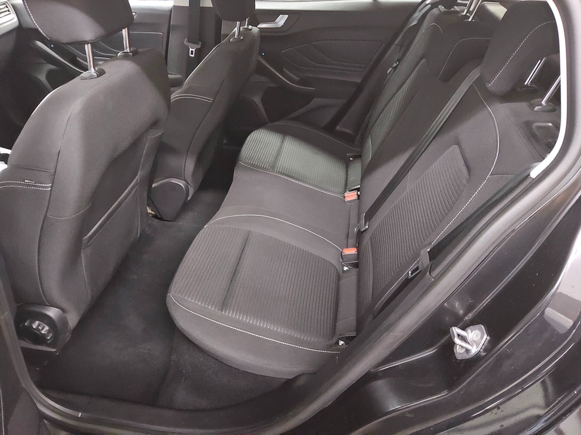 Ford Focus Turnier 1.5 EB Titanium AHK Navi PDC LED 13