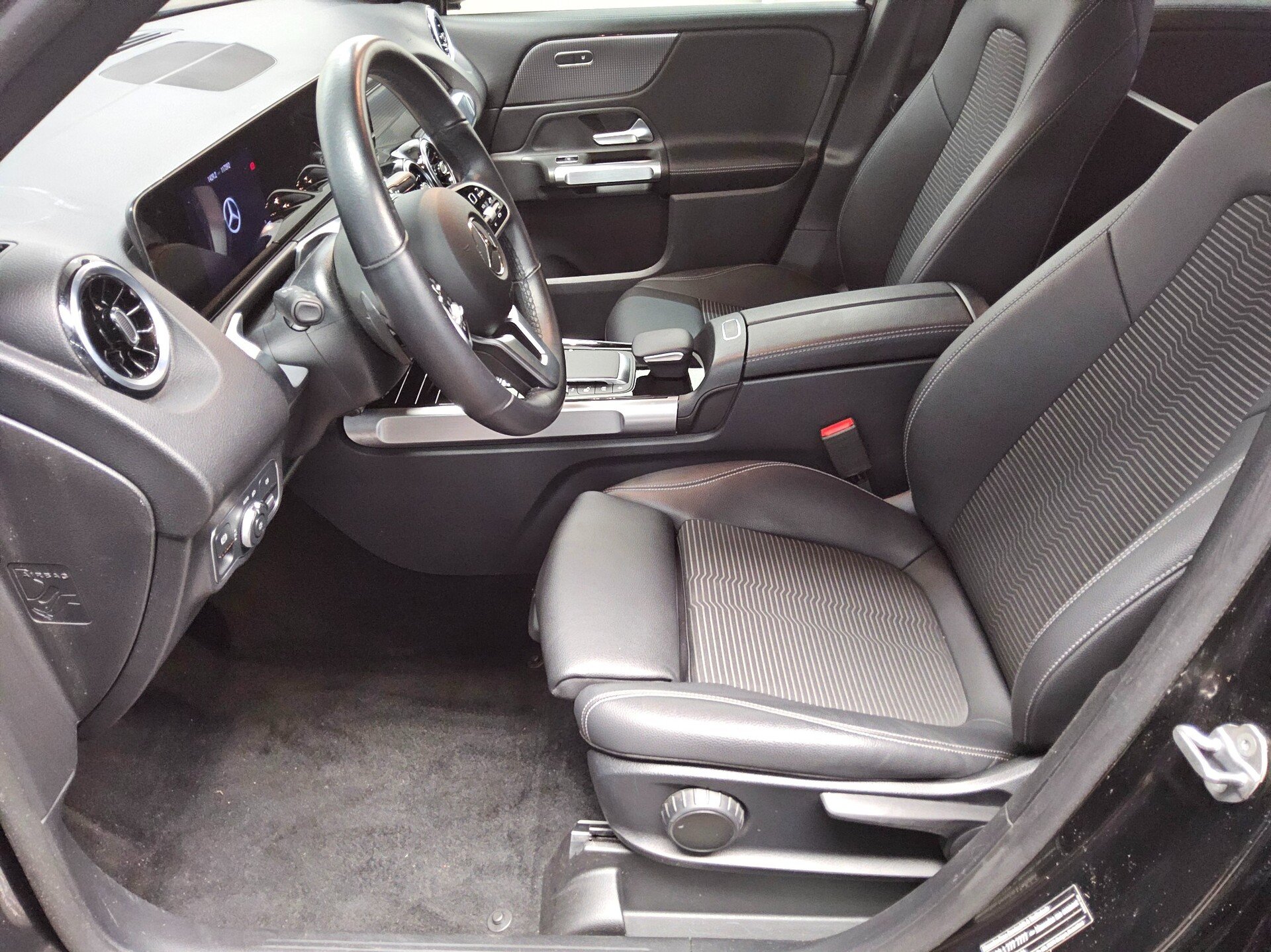 Mercedes-Benz GLB 220 d Progressive 2-Sitzer Navi LED Distr.+ 9