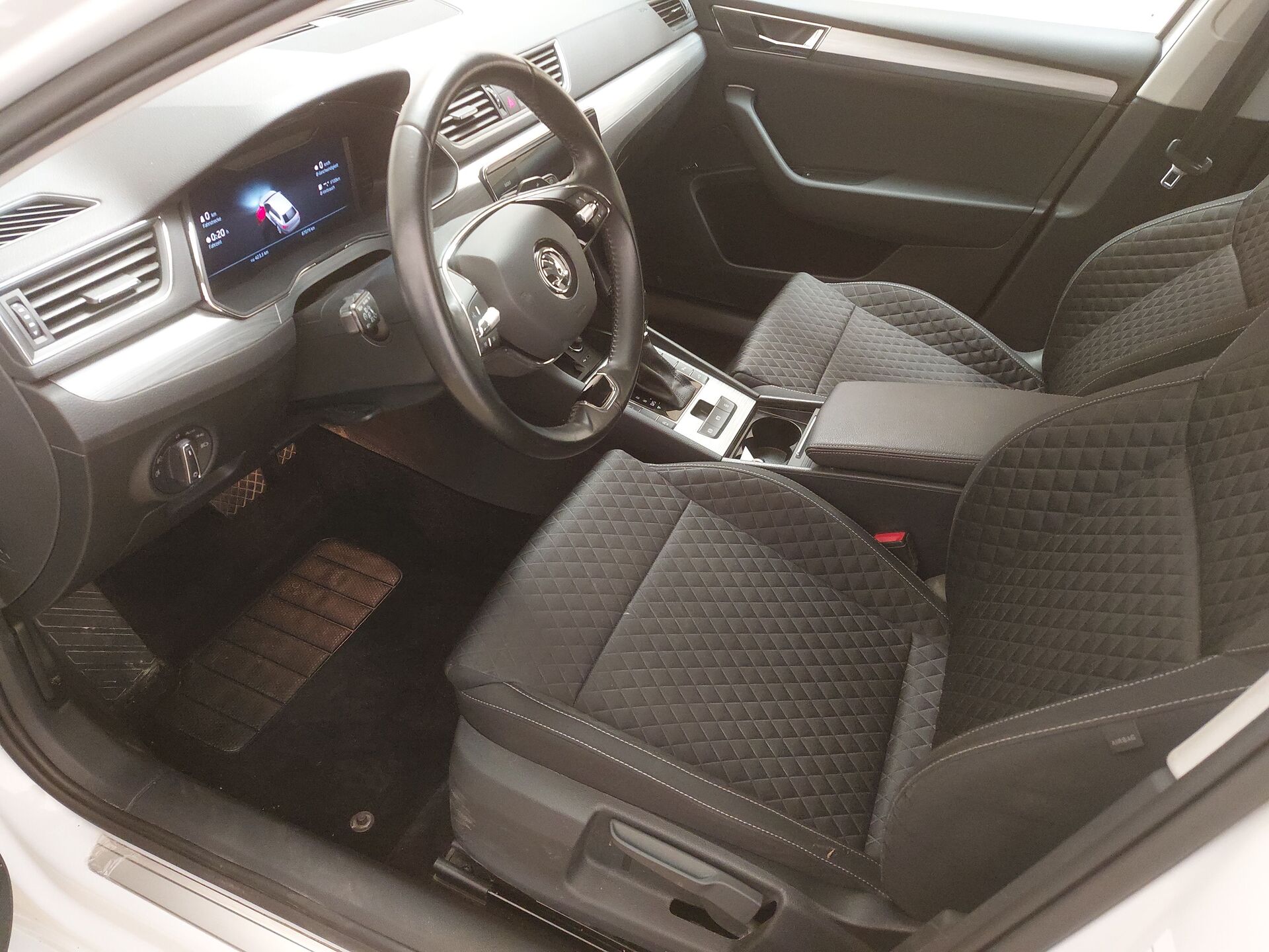 Skoda Superb Kombi 2.0 TDI Ambition NAVI LED DC Sound 12