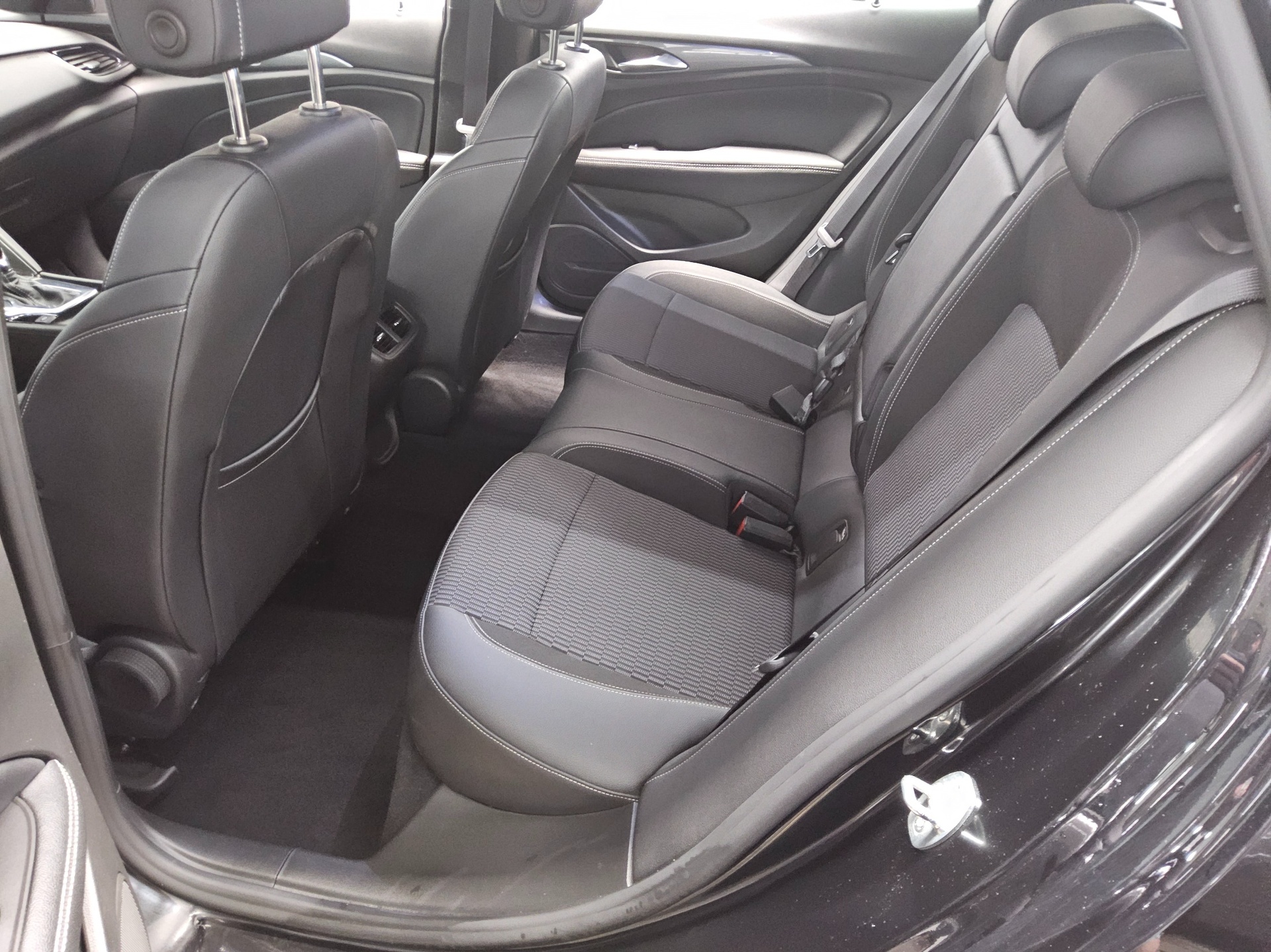 Opel Insignia ST 2.0 CDTI Business Ed. Navi LED AHK 12