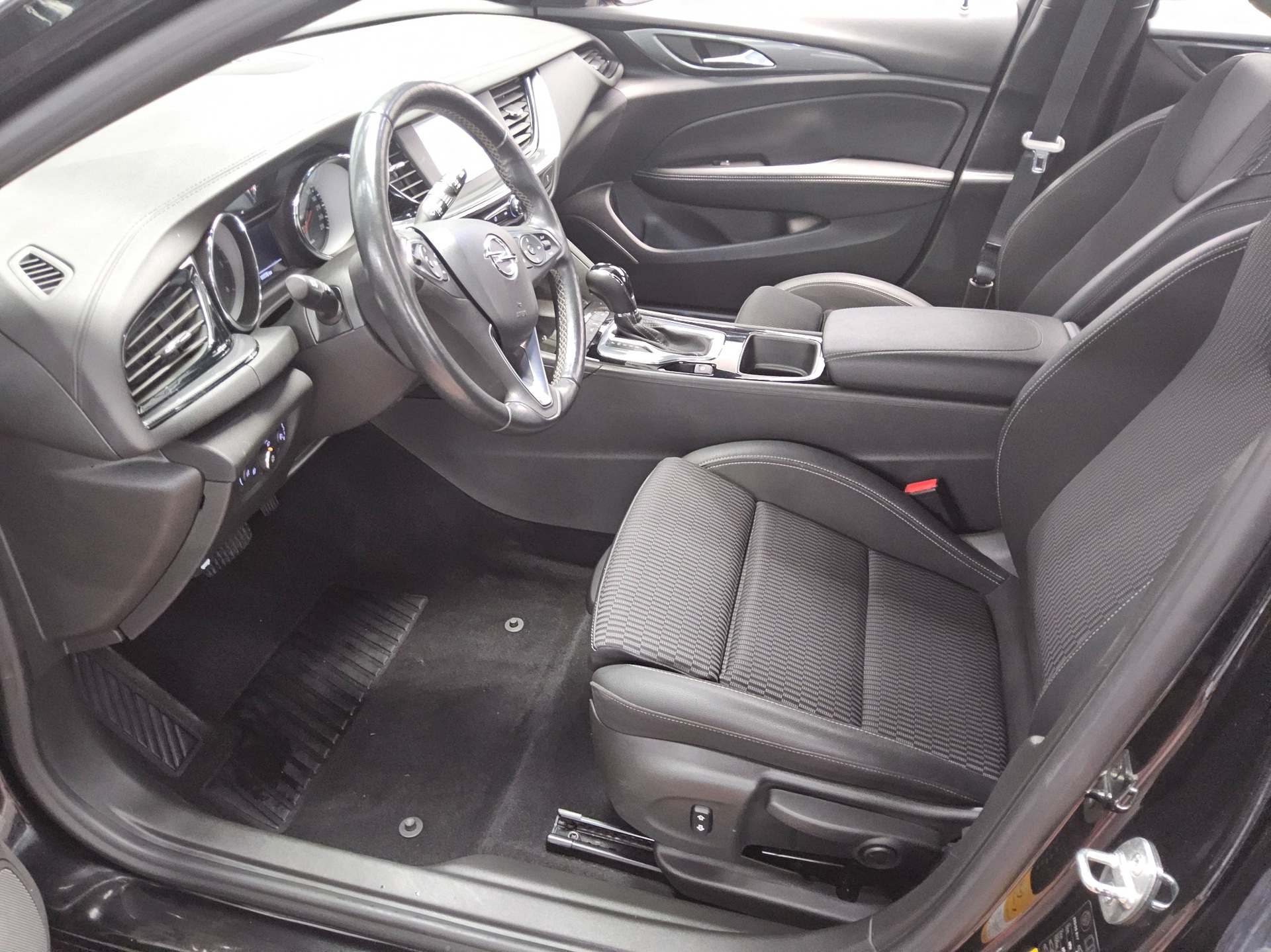 Opel Insignia ST 2.0 CDTI Business Ed. Navi LED AHK 8
