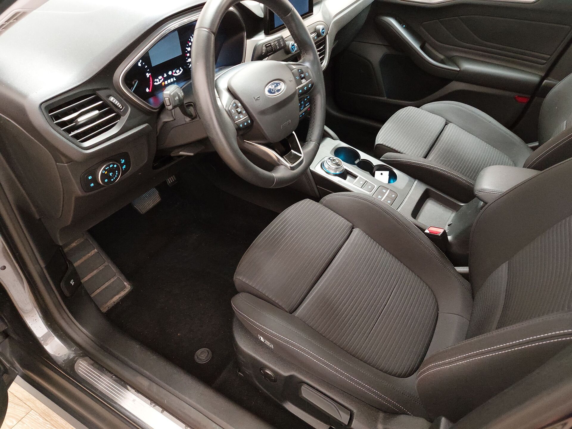 Ford Focus Turnier 1.5 EB Titanium NAVI KLIMAAUT SHZ RFK LED 8
