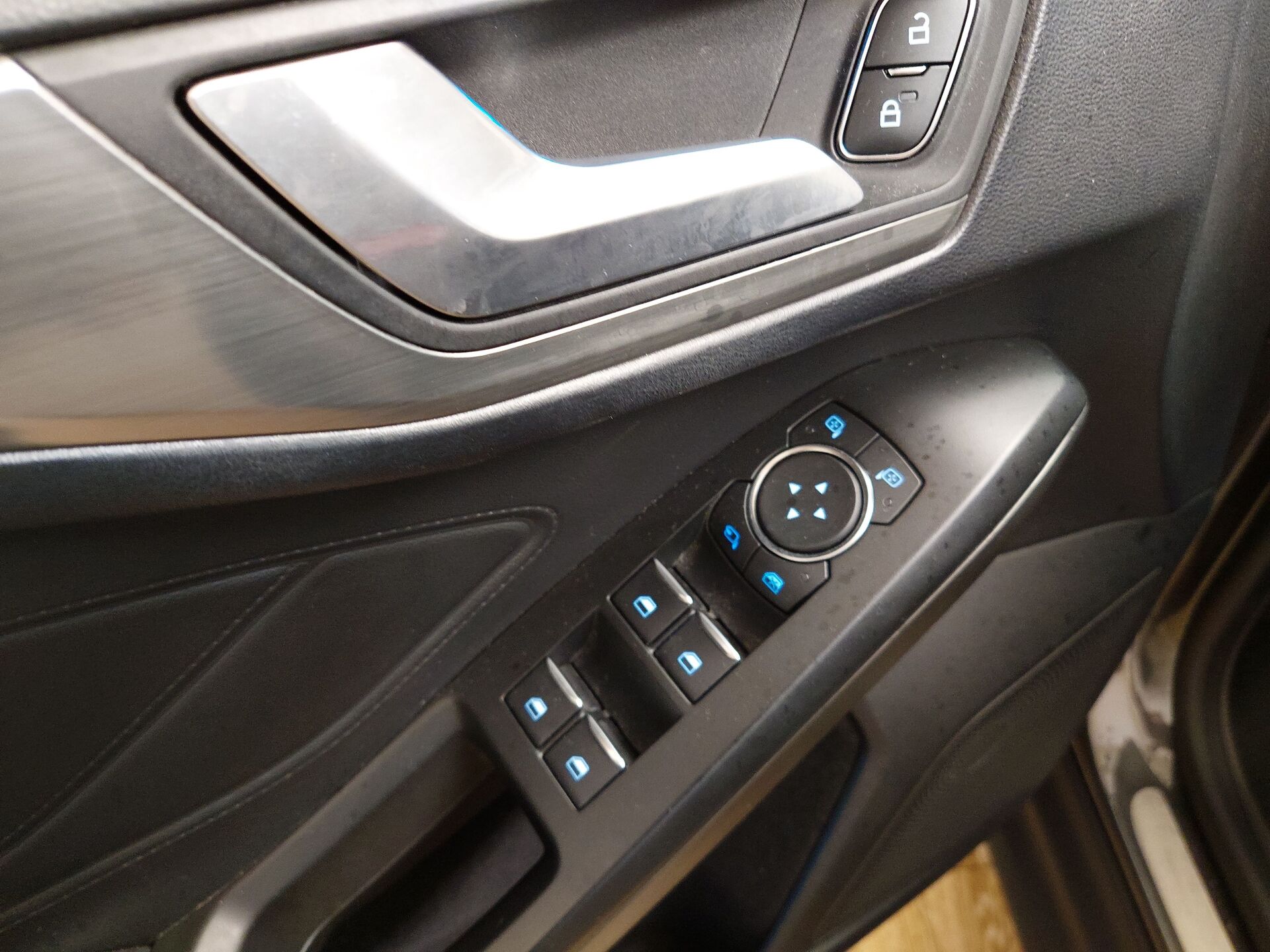 Ford Focus Turnier 1.5 EB Titanium NAVI KLIMAAUT SHZ RFK LED 10