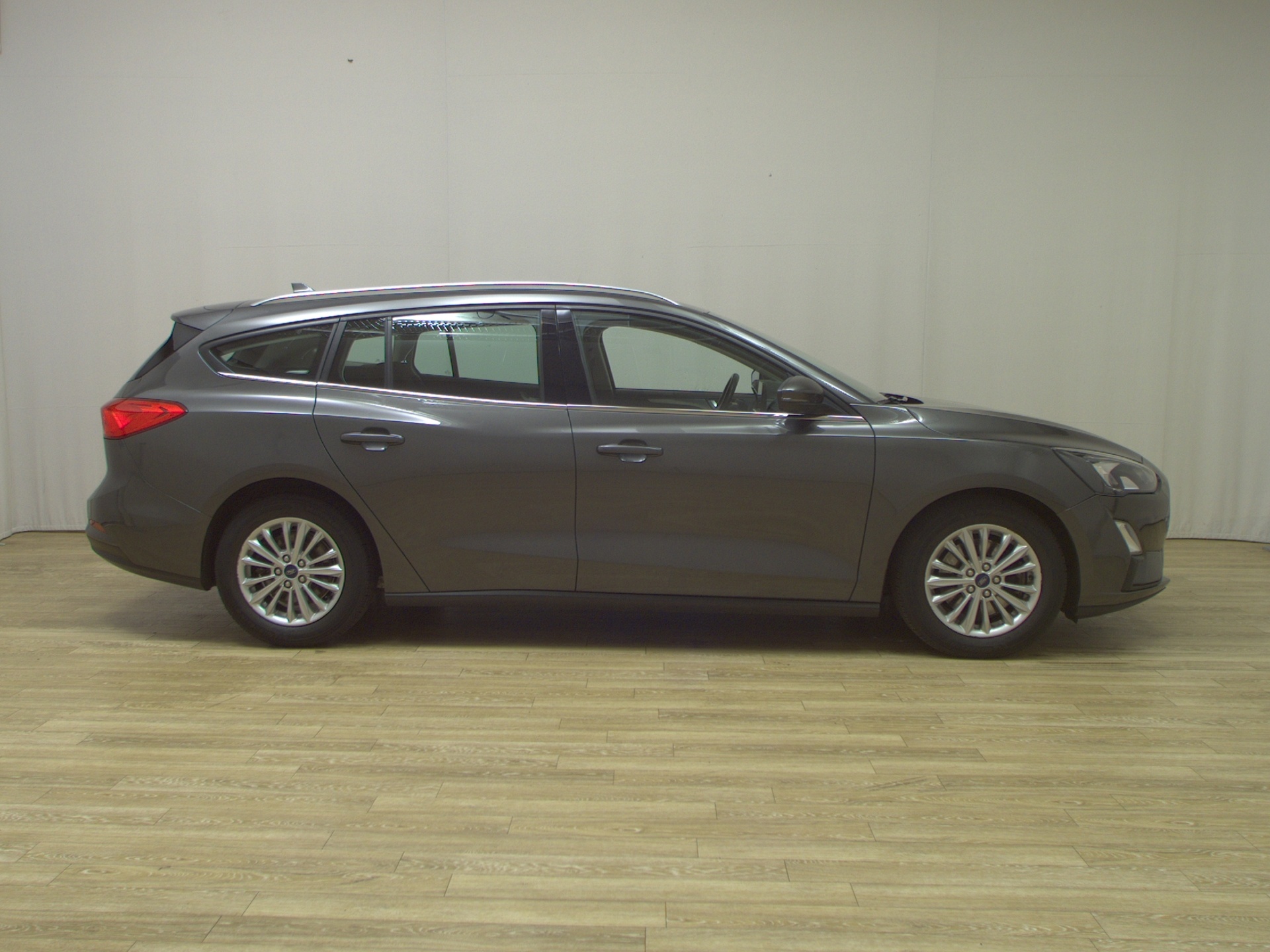 Ford Focus Turnier 1.5 EB Titanium NAVI KLIMAAUT SHZ RFK LED