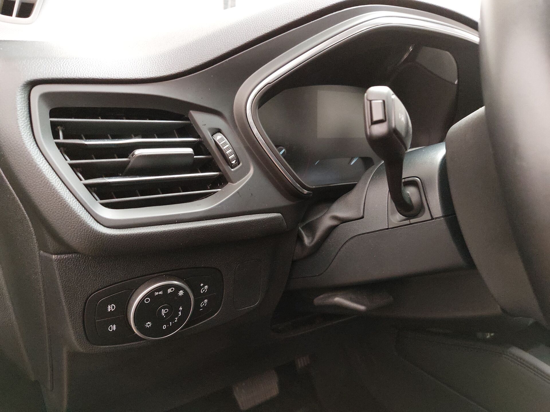 Ford Focus Turnier 1.5 EB Titanium NAVI KLIMAAUT SHZ PDC LED 9