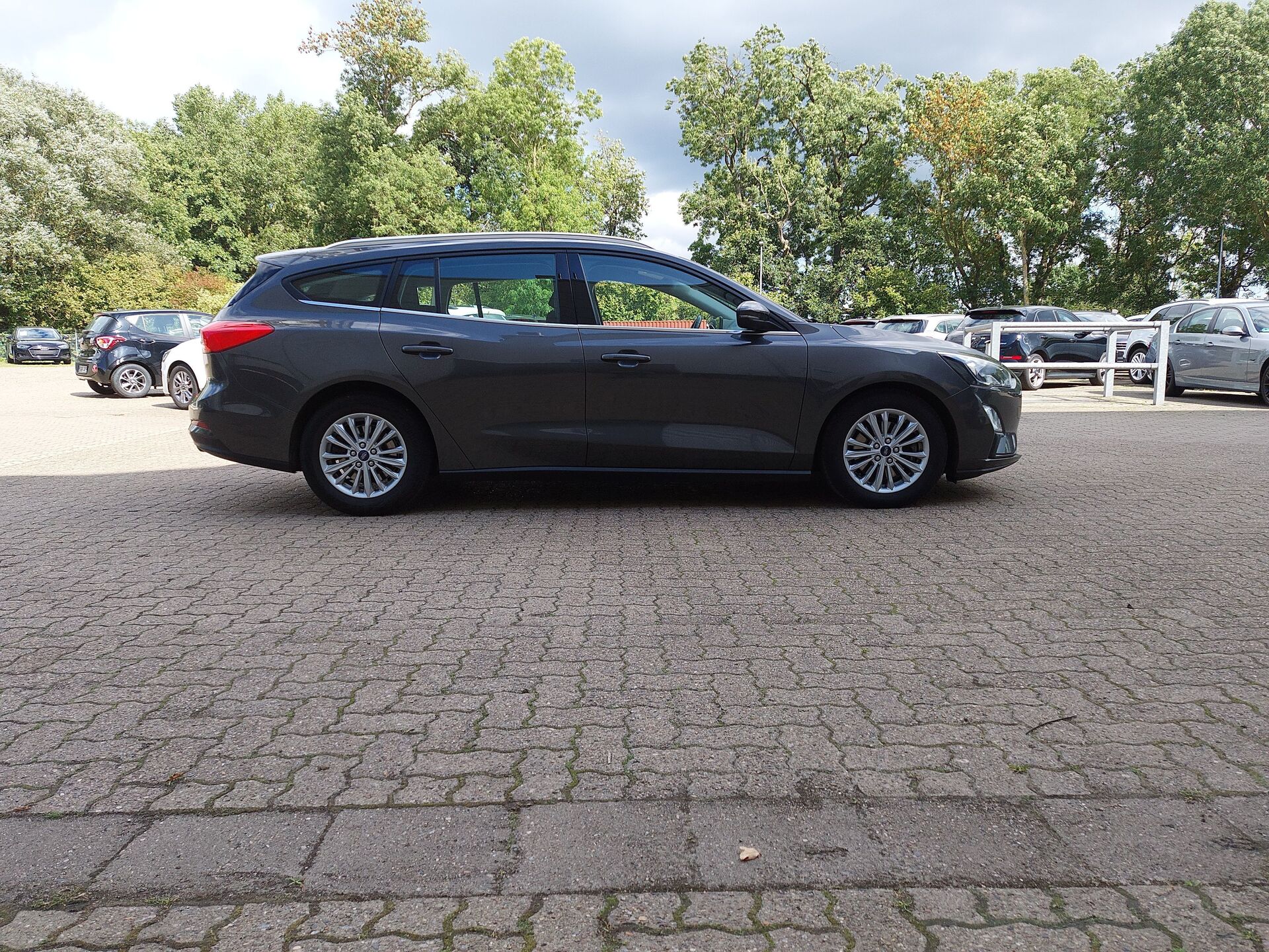 Ford Focus Turnier 1.5 EB Titanium NAVI KLIMAAUT SHZ PDC LED