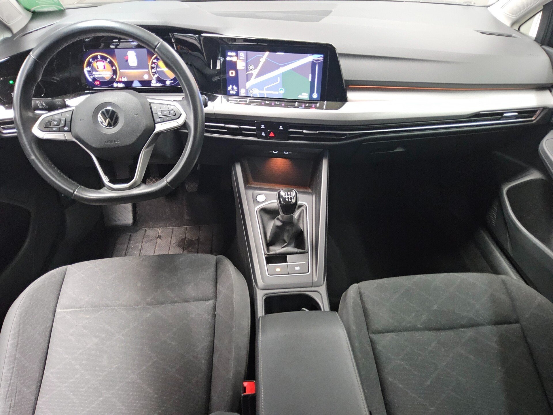 Volkswagen Golf-8 Var. 2.0 TDI Life Navi LED AID AHK PDC 5
