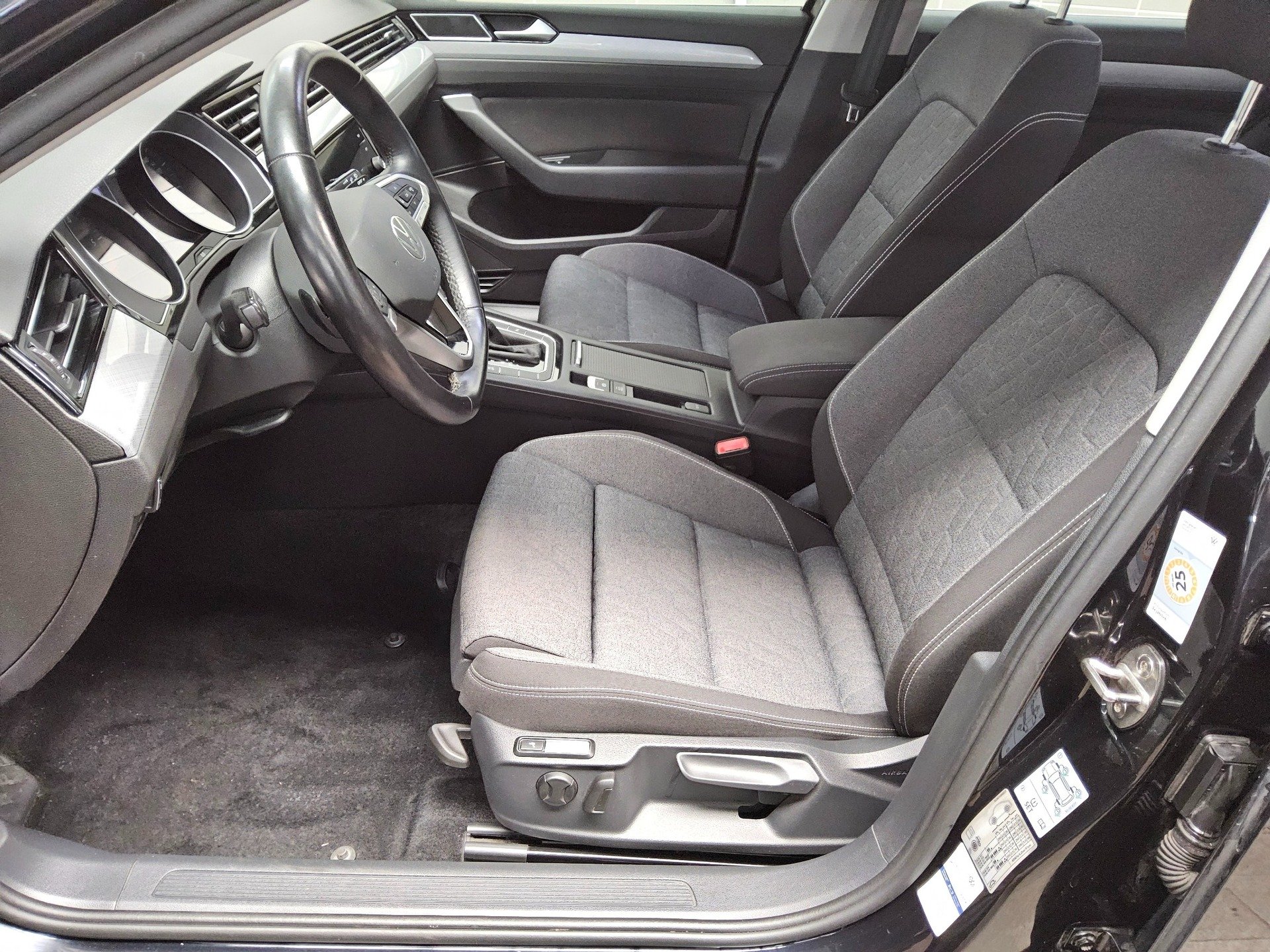 Volkswagen Passat Var. 2.0 TDI Business Navi LED RfK AHK 8