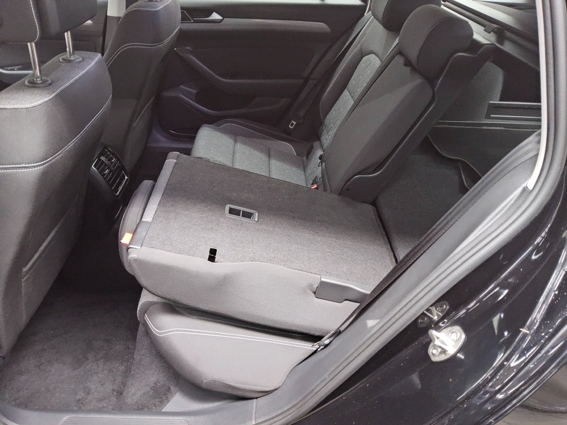 Volkswagen Passat Var. 2.0 TDI Business Navi LED RfK AHK 12
