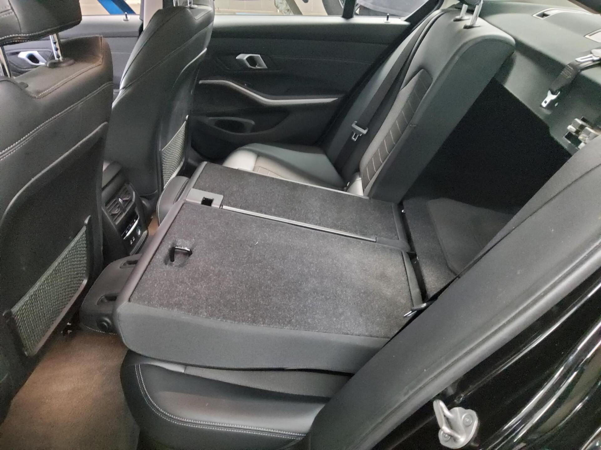 BMW 320dA Advantage Sportsitze Navi LC HiFi LED+ 12