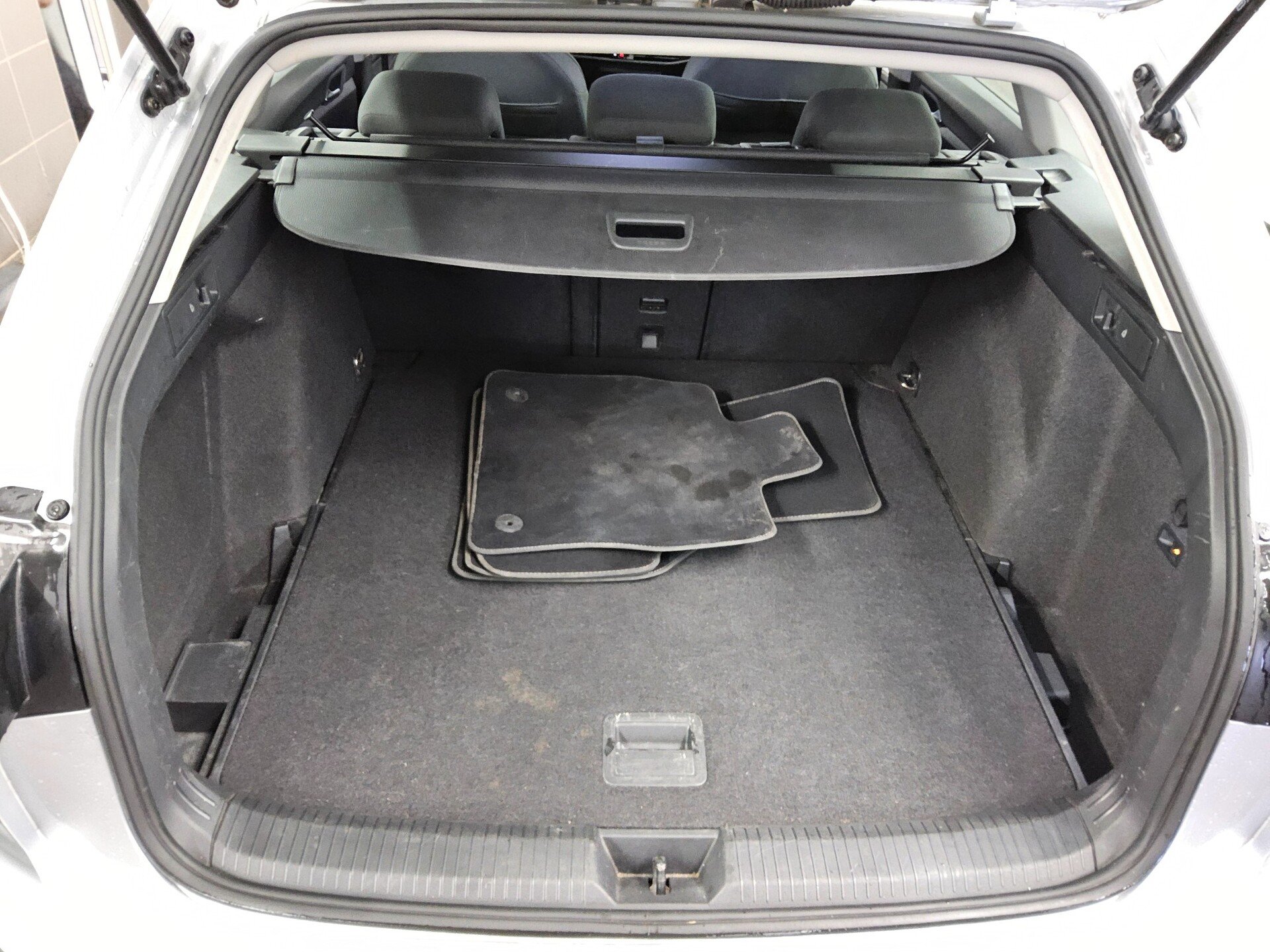 Volkswagen Golf-8 Var. 2.0 TDI Life Navi LED DC ACC AHK PDC 12