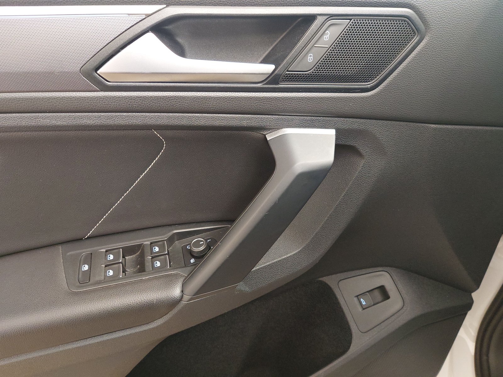 Volkswagen Tiguan 2.0 TDI R-Line Navi Shz RFK AID LED 8