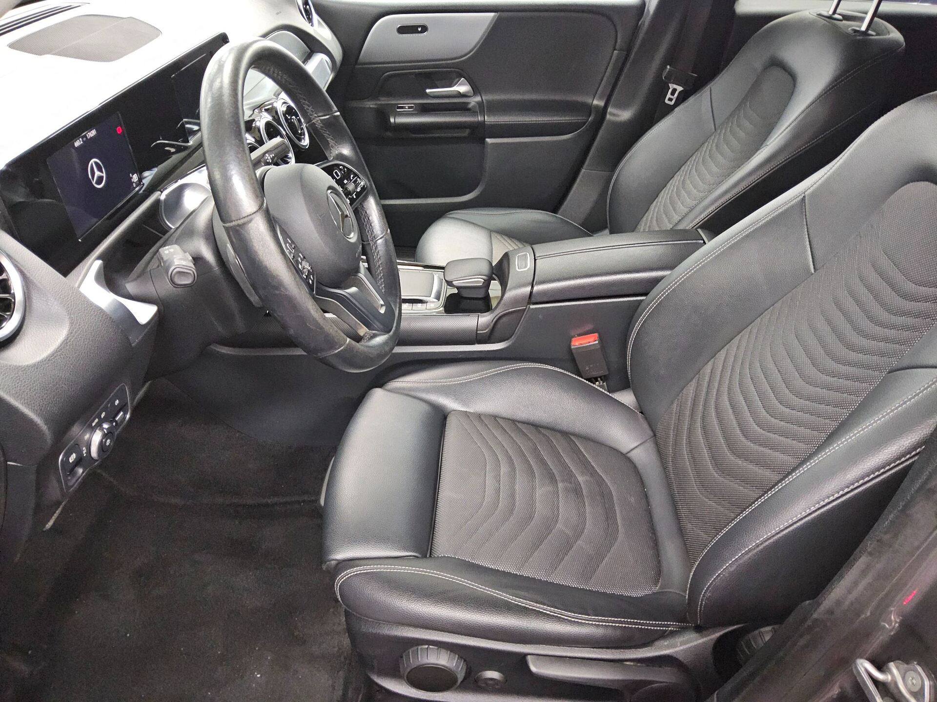 Mercedes-Benz GLB 200 d Style T-Leder Navi LED MBUX AHK PDC 9