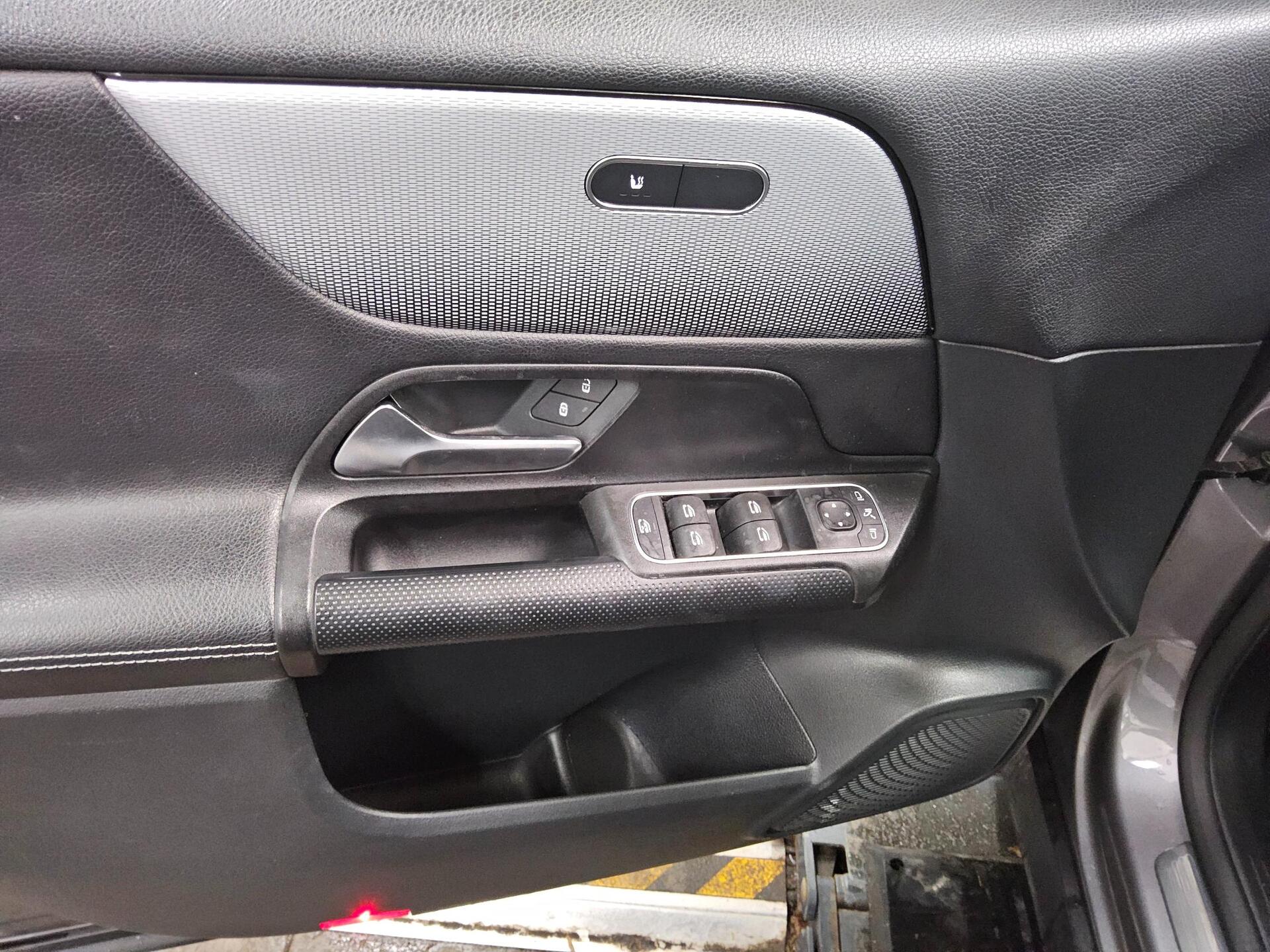 Mercedes-Benz GLB 200 d Style T-Leder Navi LED MBUX AHK PDC 10