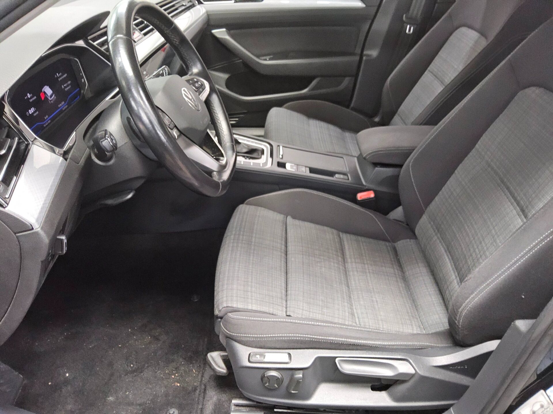 Volkswagen Passat Variant 2.0 TDI Business Navi LED DC AHK 9