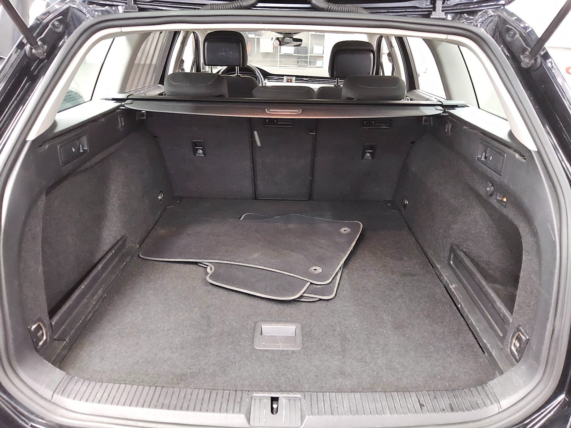 Volkswagen Passat Variant 2.0 TDI Business Navi LED DC AHK 12