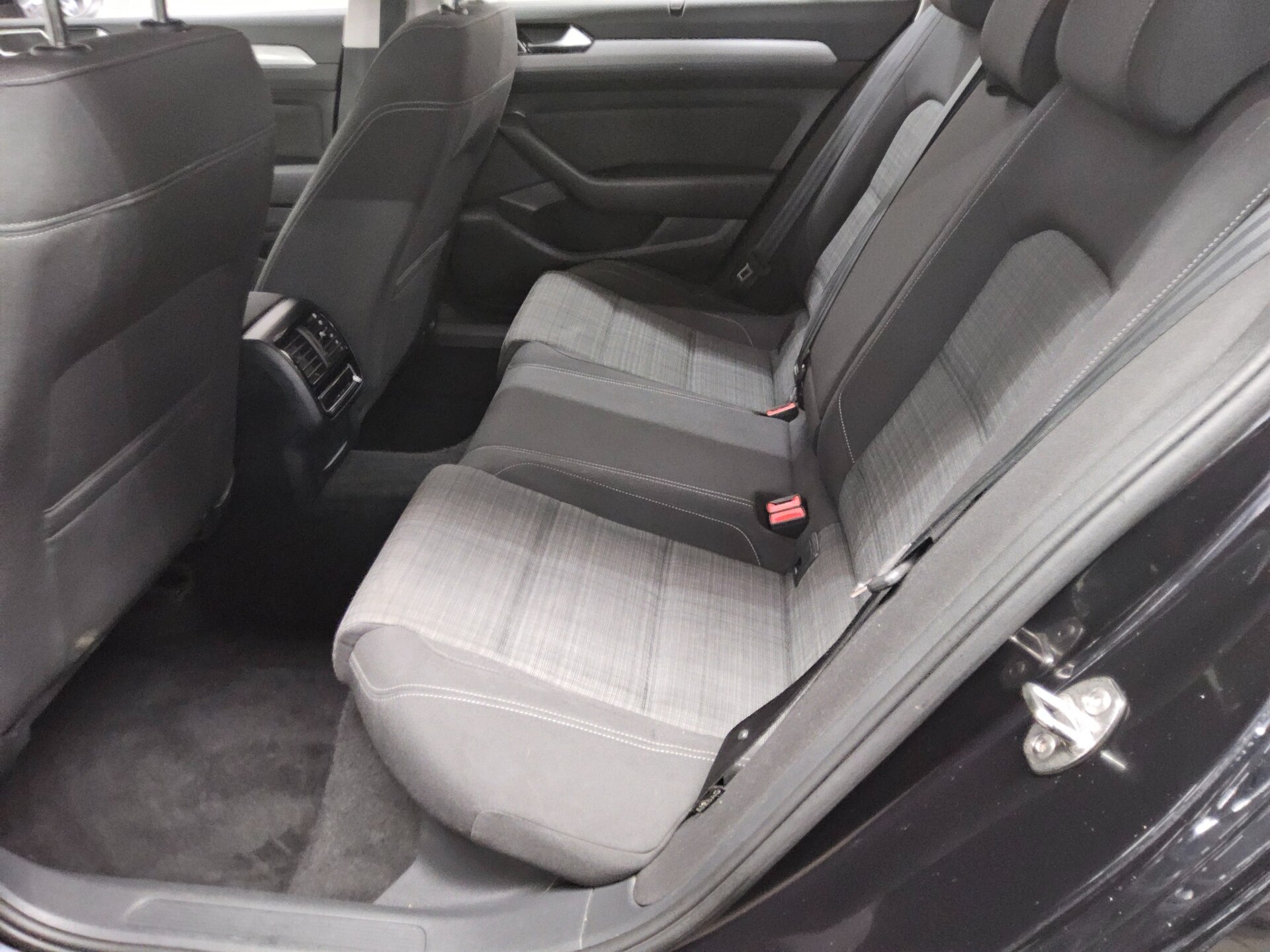 Volkswagen Passat Variant 2.0 TDI Business Navi LED DC AHK 13
