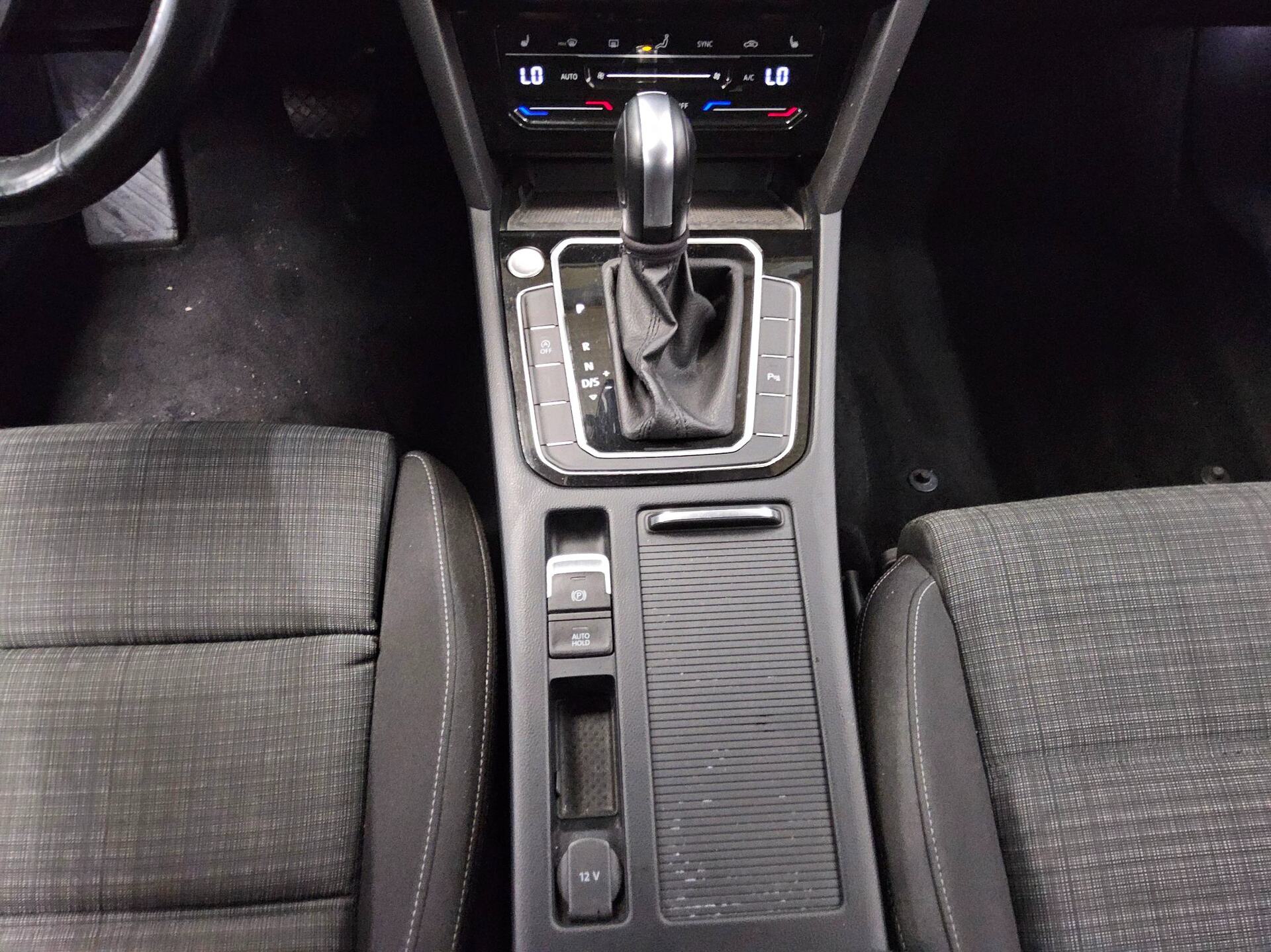 Volkswagen Passat Variant 2.0 TDI Business Navi LED DC AHK 6