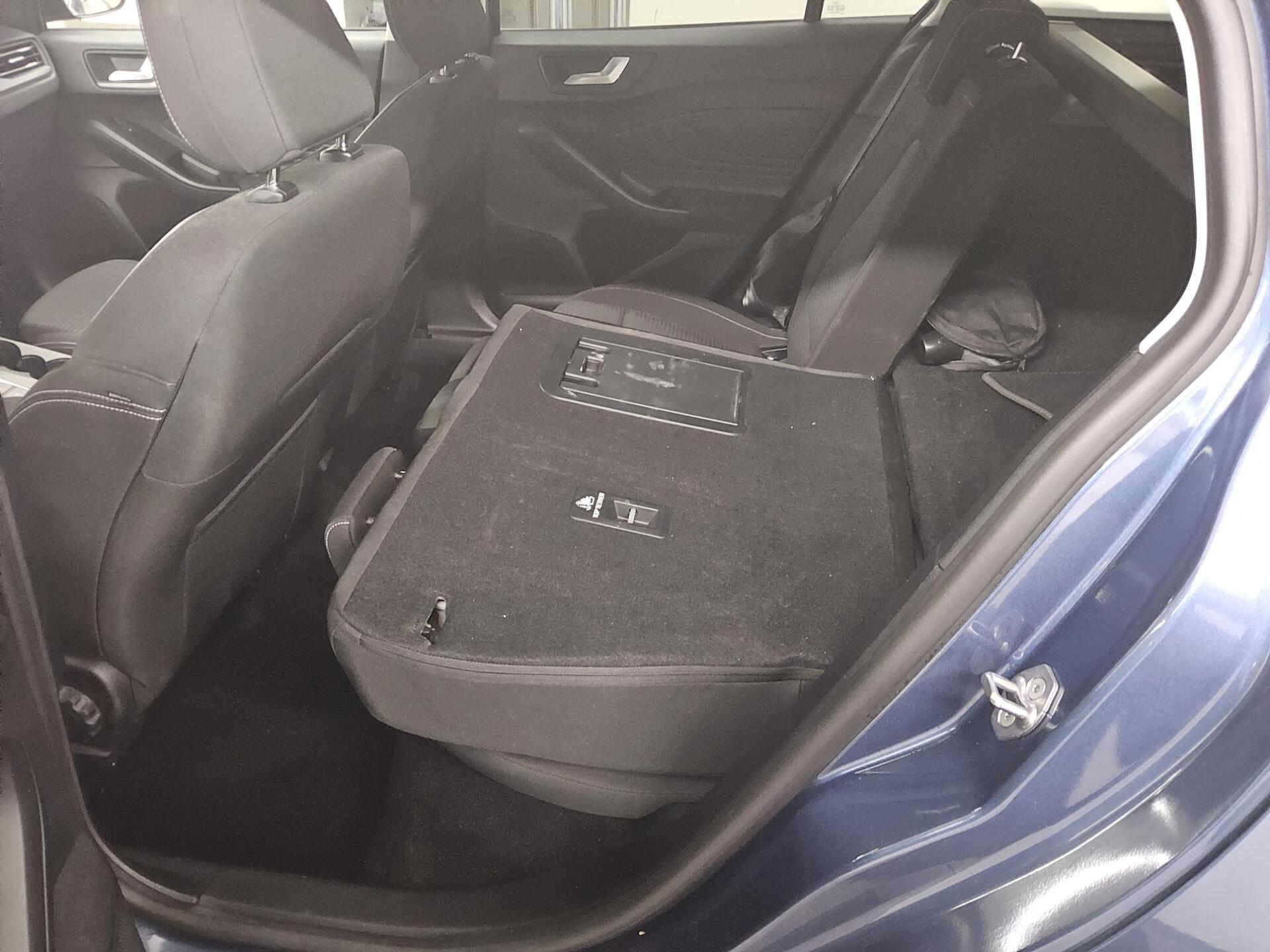 Ford Focus Turnier 1.5 EB Titanium X Navi LED RFK AHK 13