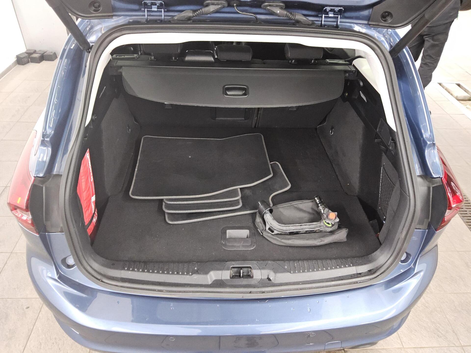 Ford Focus Turnier 1.5 EB Titanium X Navi LED RFK AHK 12