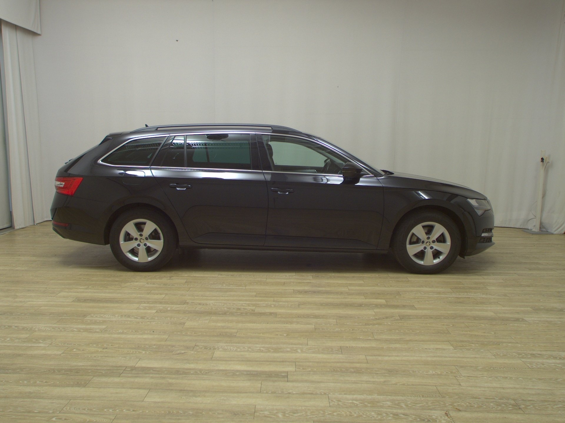 Skoda Superb Kombi 2.0 TDI Ambition Navi LED Virtual PDC Shz