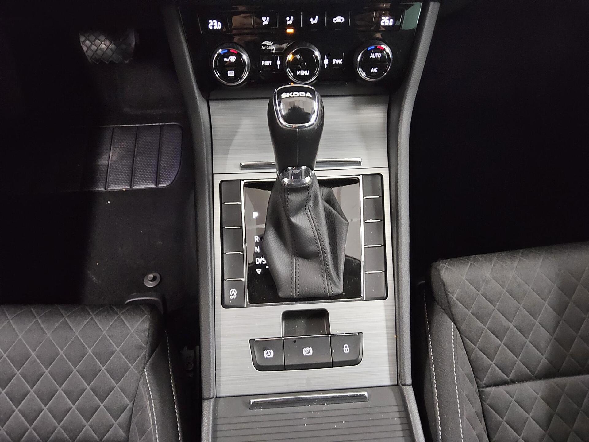 Skoda Superb Kombi 2.0 TDI Ambition Navi LED Virtual PDC Shz 6