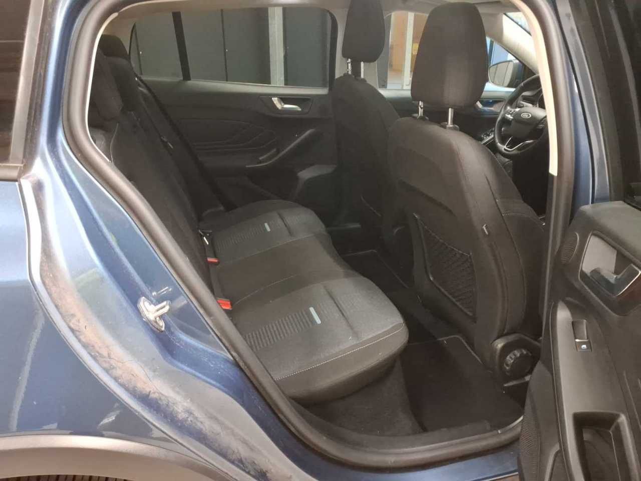 Ford Focus Turnier 1.5 EB NAVI LED SHZ RFK PANO 11