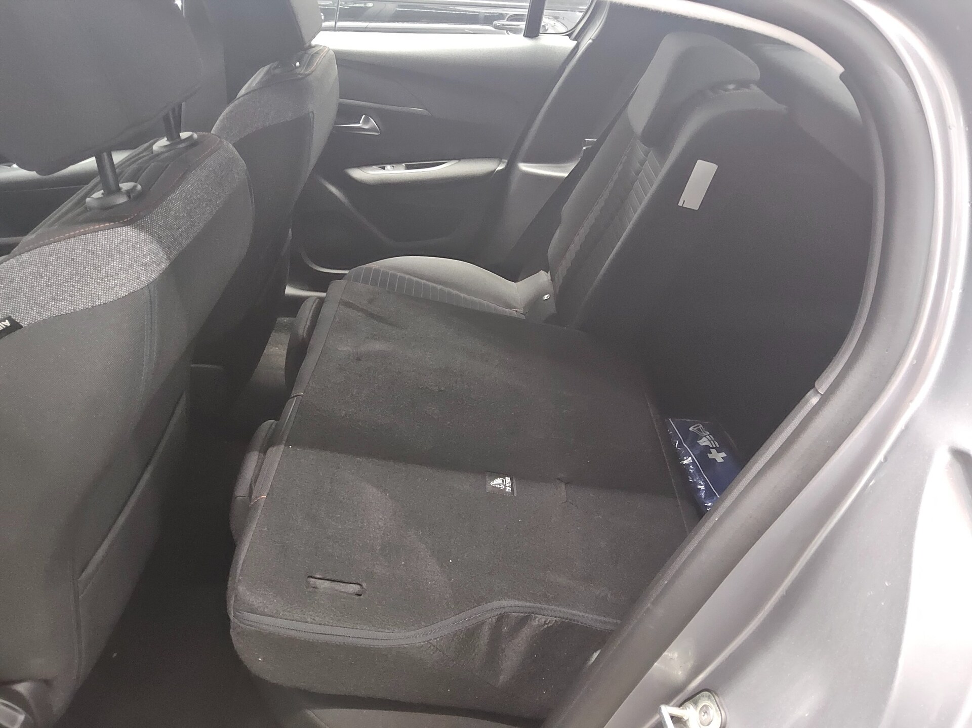 Peugeot 208 1.5 BlueHDI Active Navi LED PDC Shz Tempomat 12