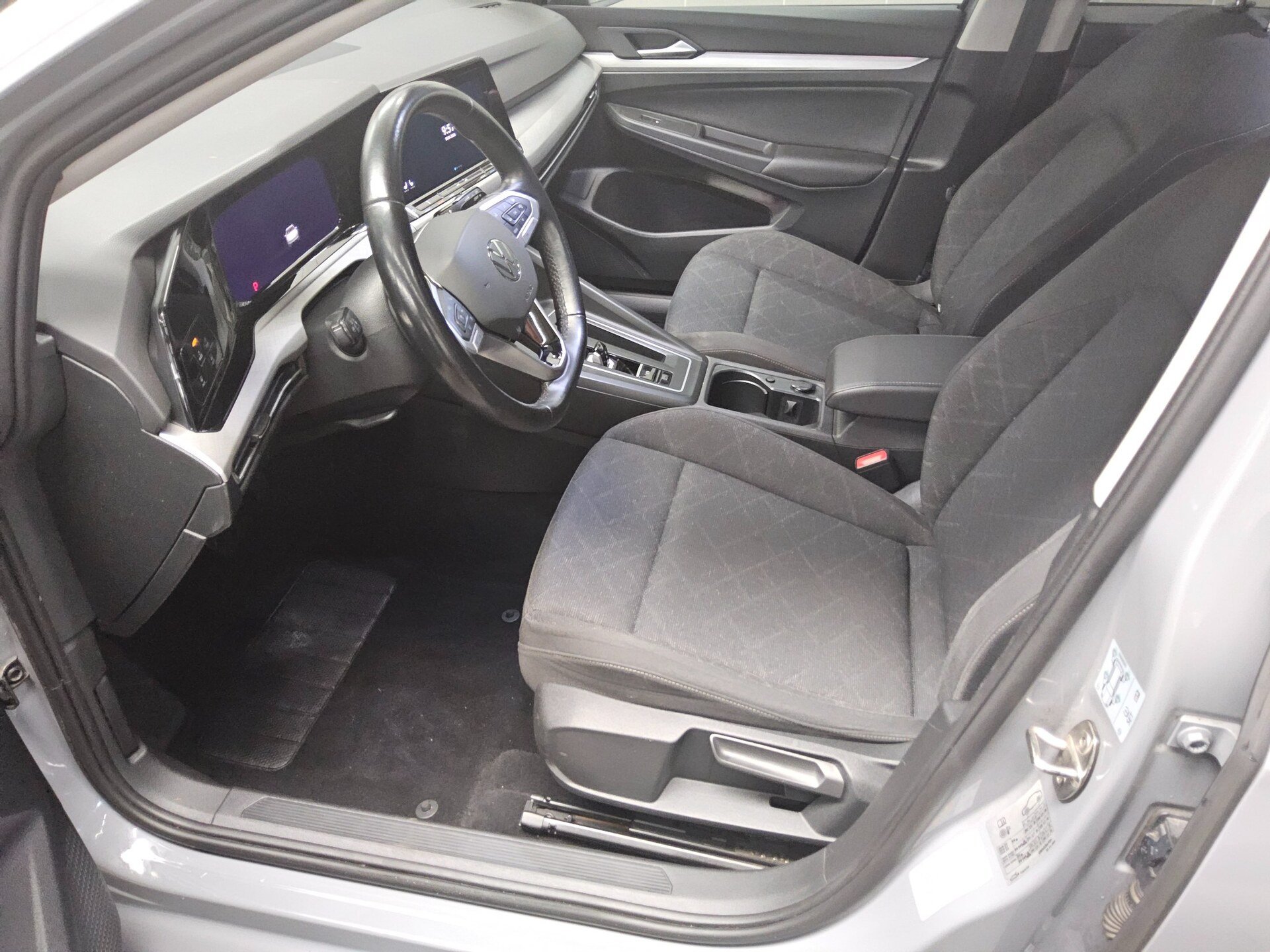 Volkswagen Golf-8 Var. 2.0 TDI Life Navi LED AID Shz RFK 9